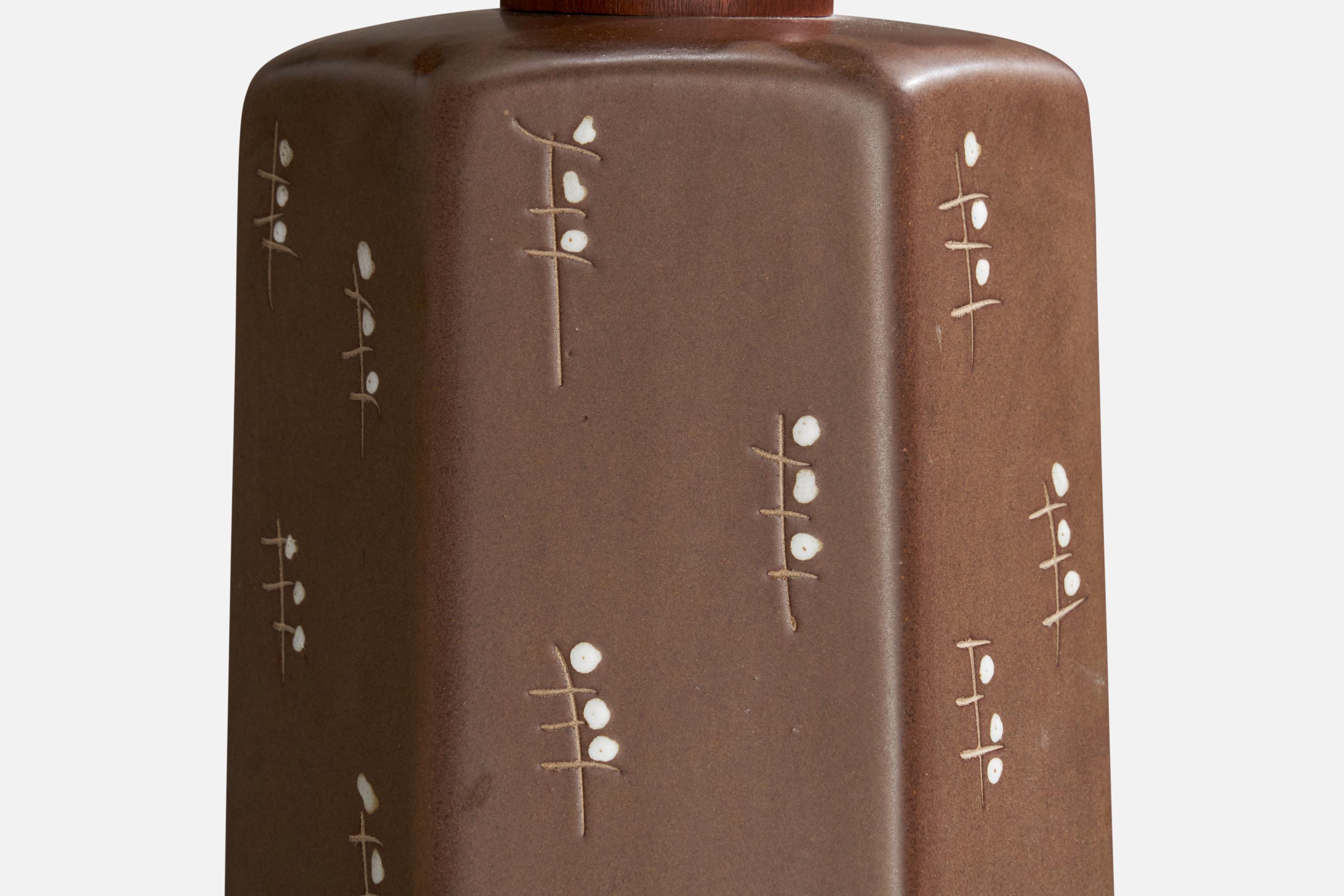 Metà XX secolo Jane & Jane Martz, Lampada da tavolo, Ceramica, Noce, USA, anni '1960
