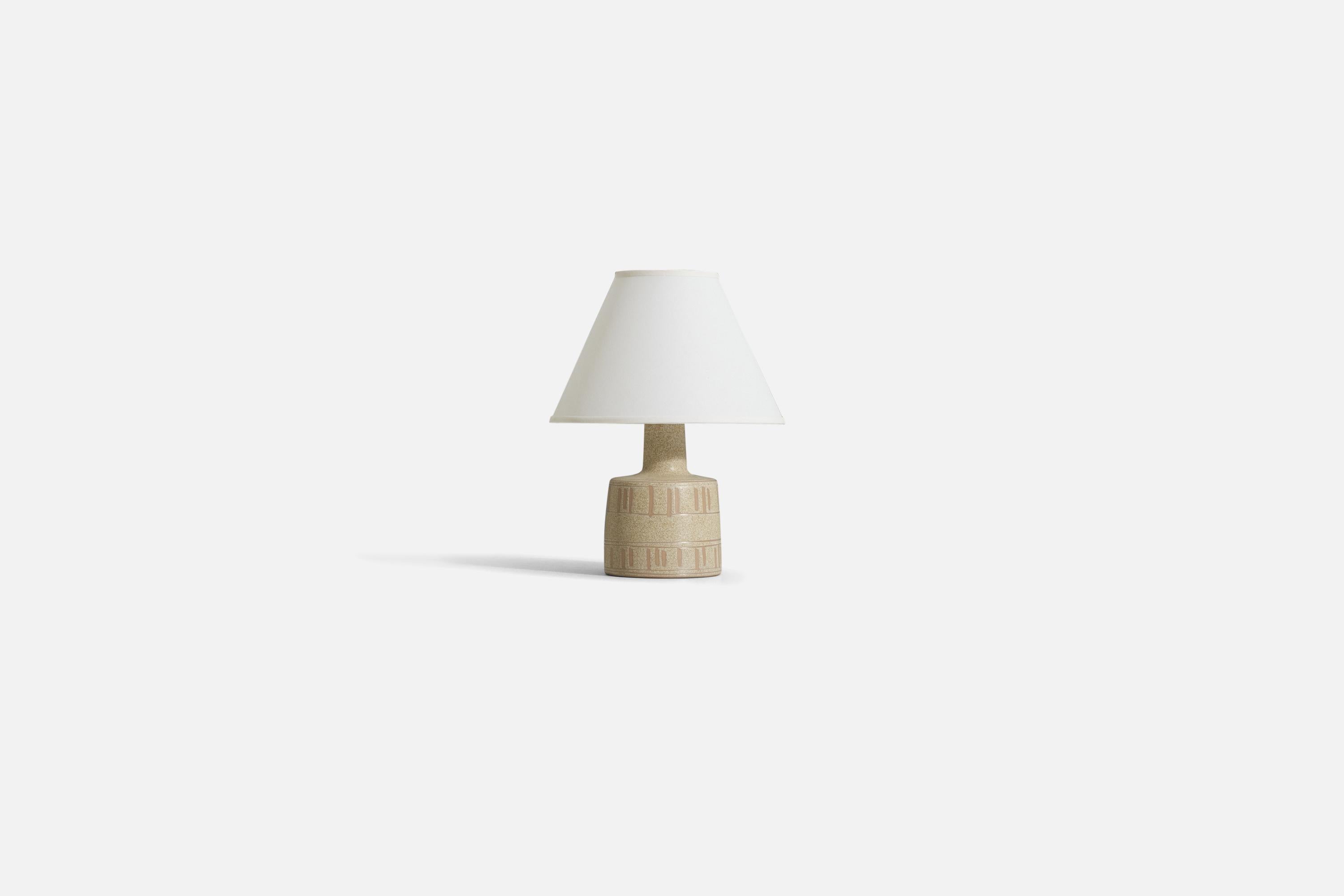 A white ceramic table lamp, designed by husband and wife duo Jane & Gordon Martz, produced by Marshall Studios, Indianapolis, United States, 1960s.


Sold without lampshade. 
Dimensions of lamp (inches) : 12 x 6.25 x 6.25 (H x W x