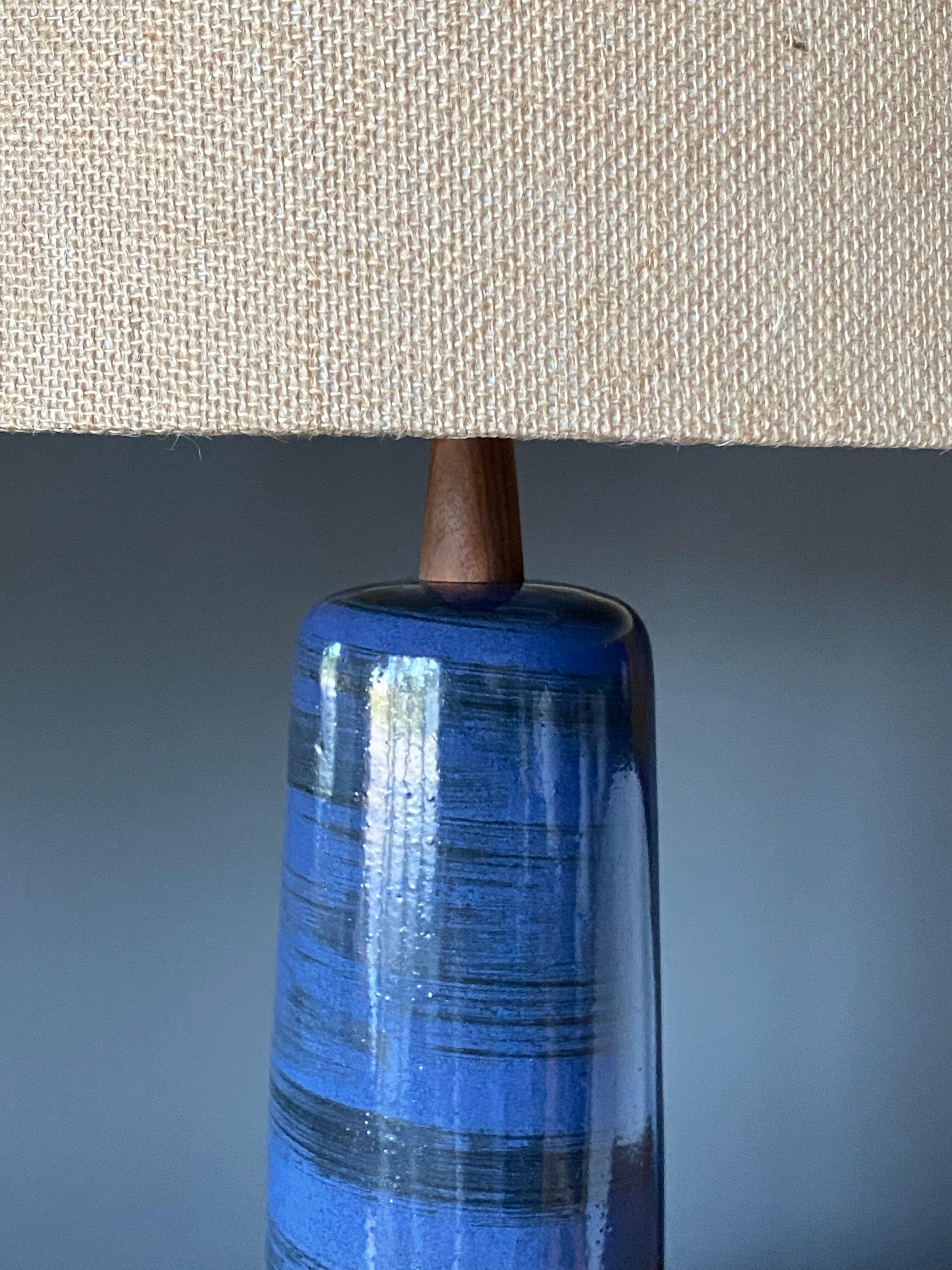 Jane & Gordon Martz, Table Lamps, Ceramic, Walnut, Linen Marshal Studios, 1950s In Excellent Condition In High Point, NC