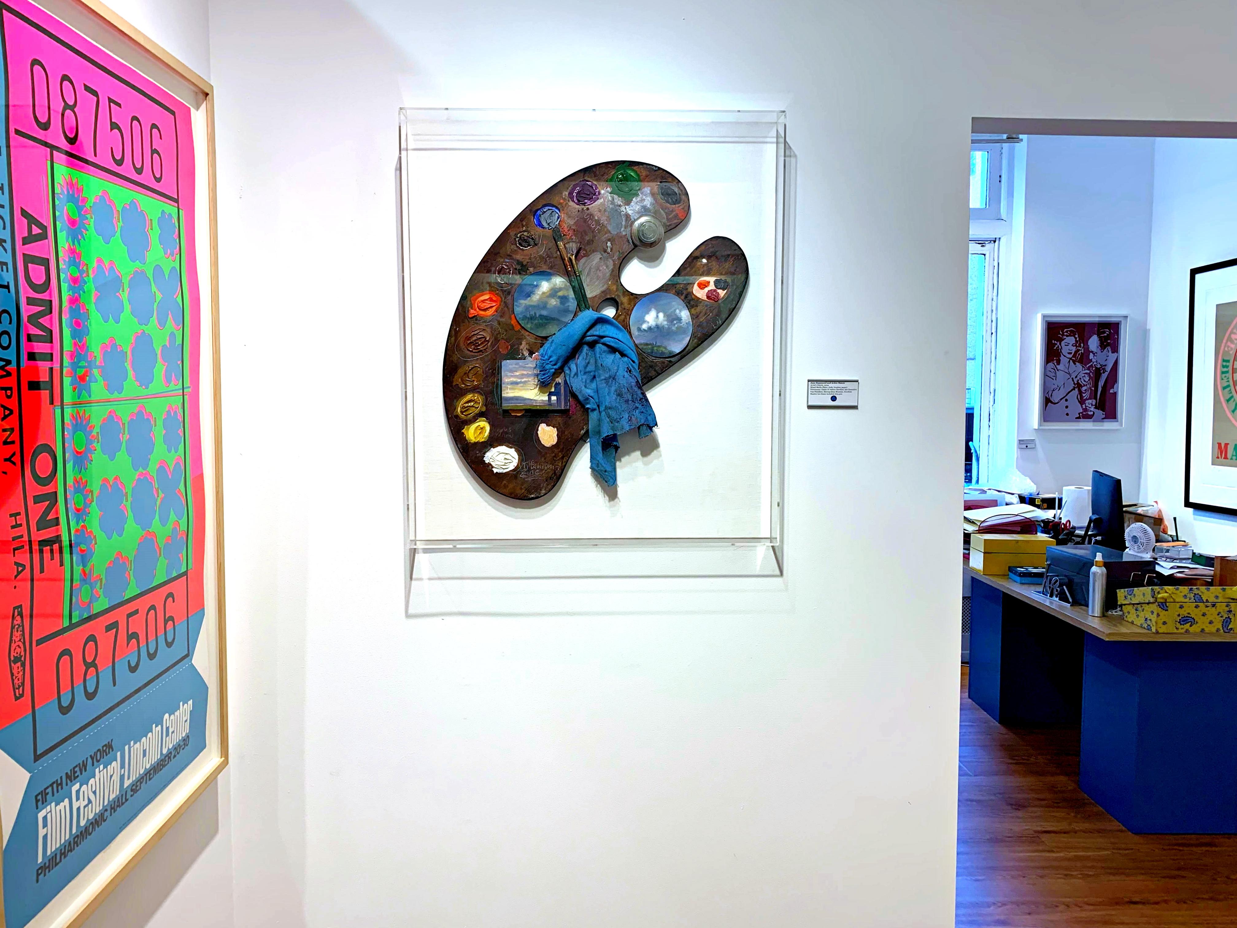 JANE HAMMOND avec ARDEN MASON 
(Jane Hammond est une artiste contemporaine de renom et Arden Mason est un célèbre peintre de plein air).
Palette d'artiste (provenant de la succession d'Ashton Hawkins), 2004
Technique mixte : peinture, tissu, papier,