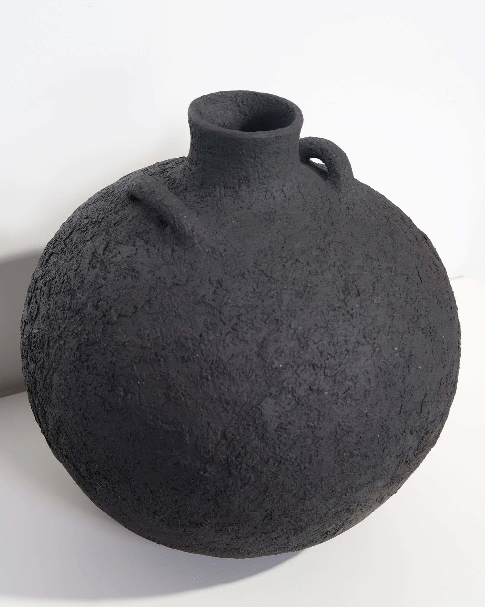 Jane Kite, schwarze runde Flasche mit Henkeln im Zustand „Hervorragend“ im Angebot in London, GB