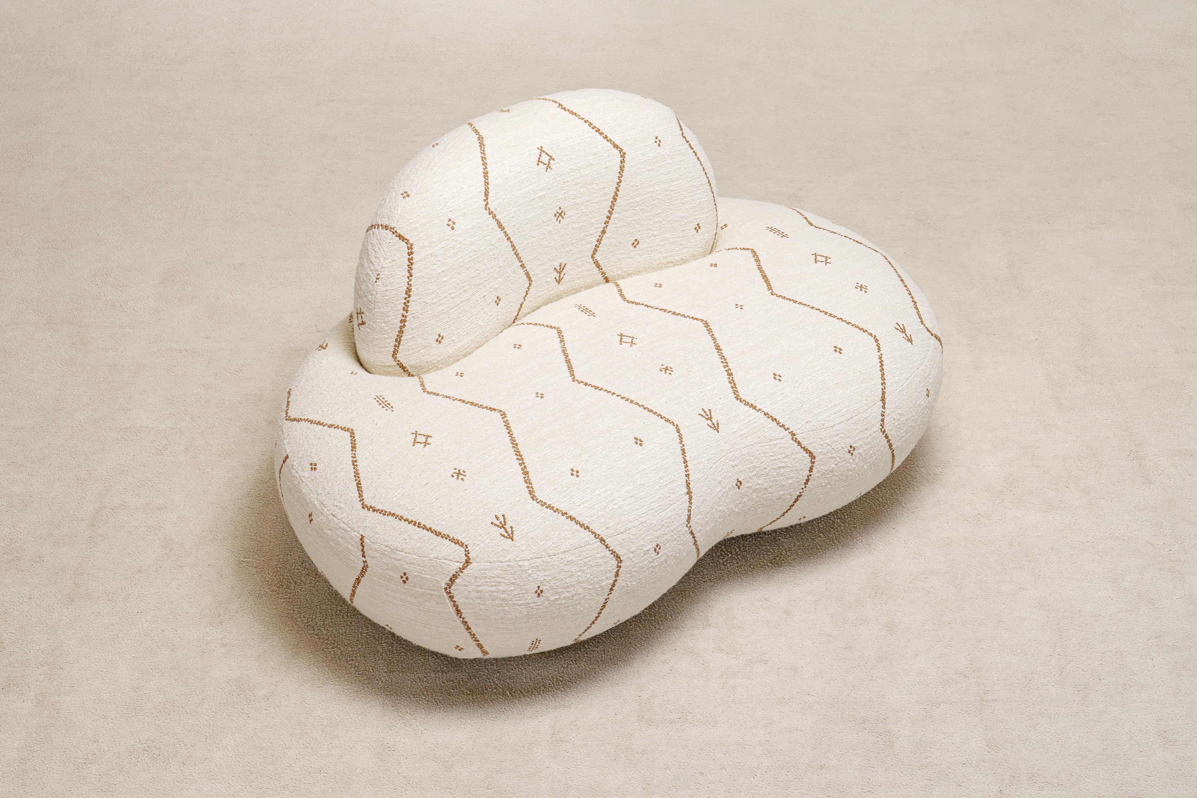 Chaise longue Jane Par Proisy Studio

Édition numérotée

Les chaises longues Jane incarnent l'essence sculpturale de la collection Modern Cowboy de Proisy Studio : organique, généreuse et intrinsèquement architecturale.
Leurs formes arrondies et