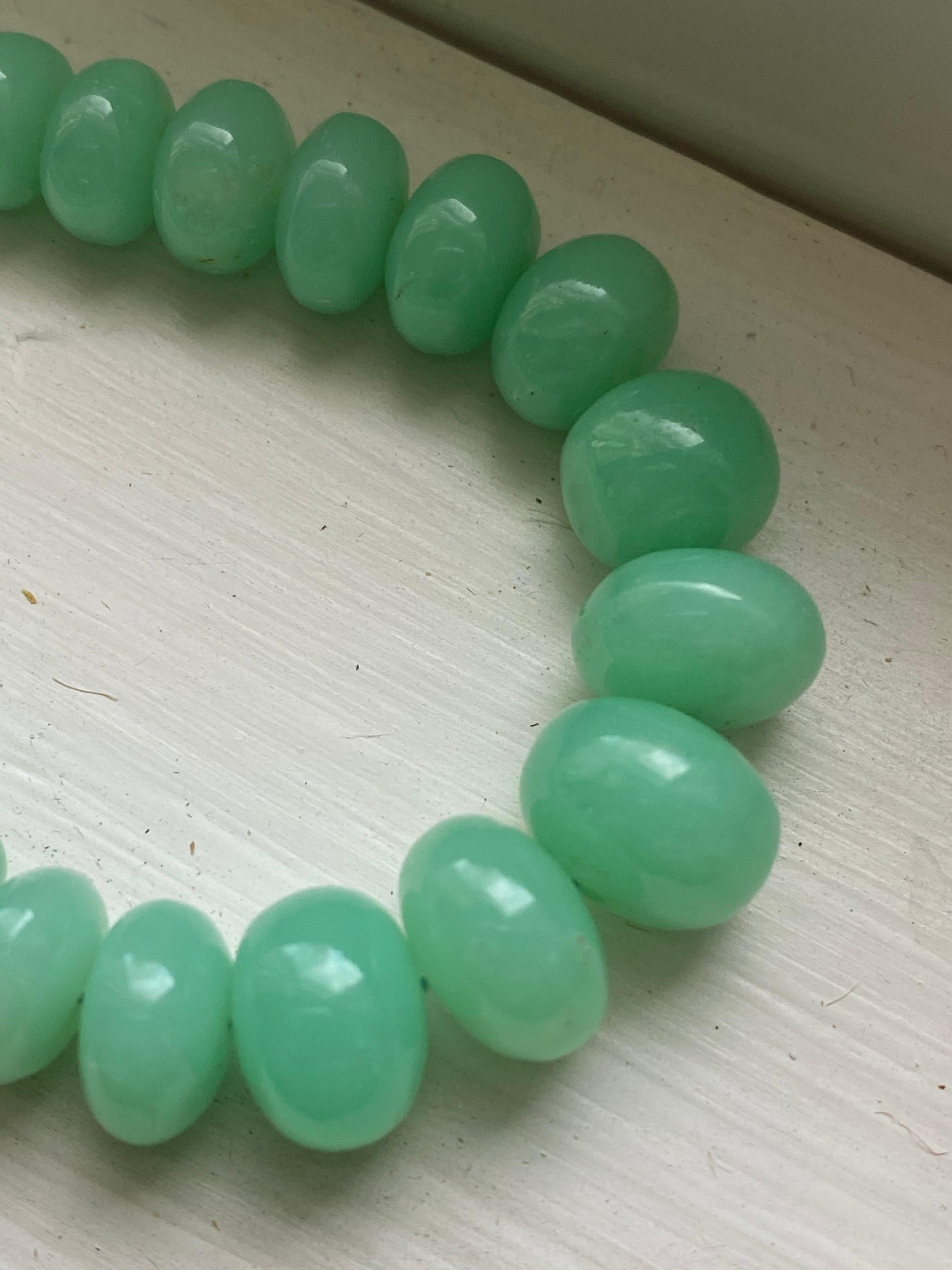 Green Apple Chrysoprase Necklace with a Green Amethyst Sterling Silver Clasp In Excellent Condition For Sale In New York, NY