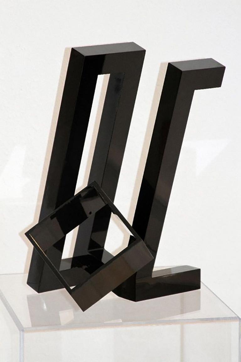 Jane Manus Abstract Sculpture – Schwarzer Würfel mit schwarzem Würfel
