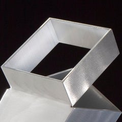 Box Trot, escultura de sobremesa de aluminio cepillado y soldado