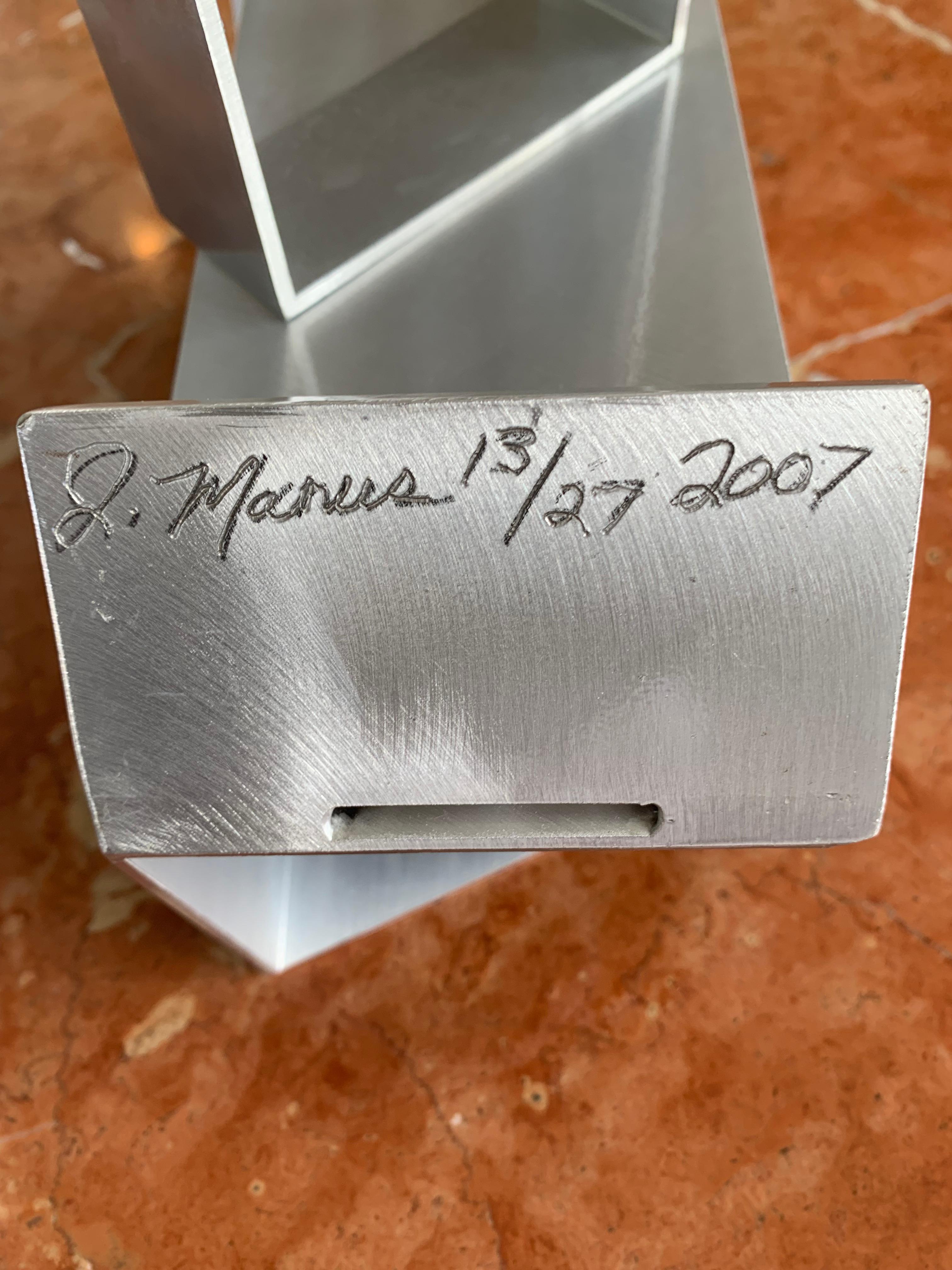 Eine abstrakte, geometrische Tischskulptur aus gebürstetem, geschweißtem Aluminium von Jane Manus, Auflage: 27 Stück.

Manus ist international für ihre kraftvollen geometrischen, abstrakten Skulpturen bekannt. Als Studentin am Art Institute of