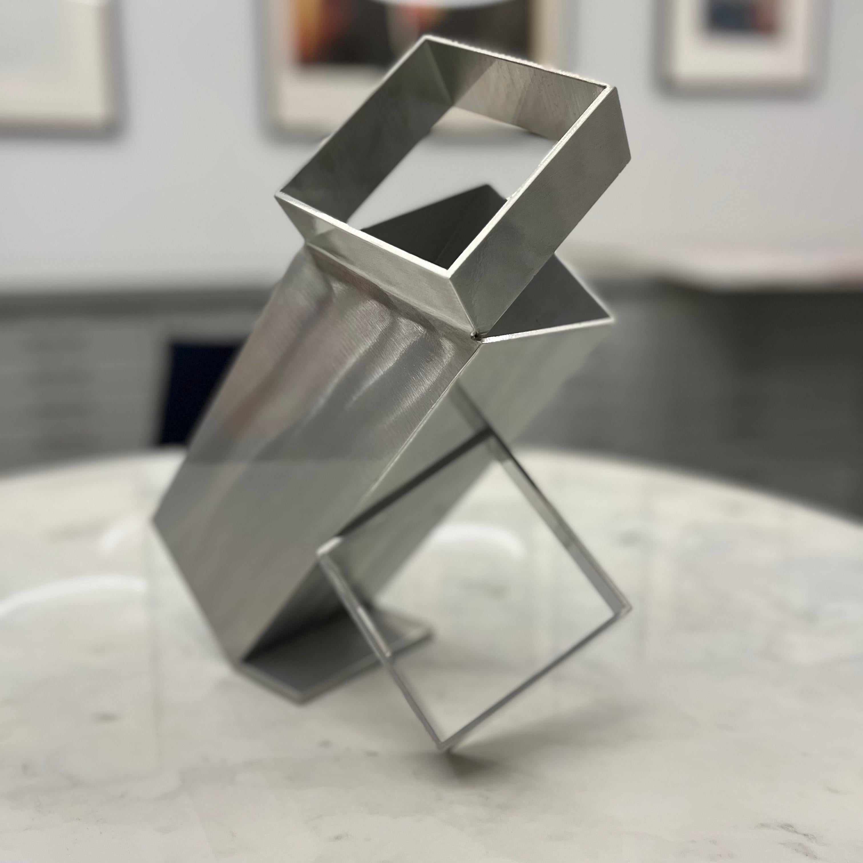 Box Trot (sculpture de table) - Sculpture de Jane Manus
