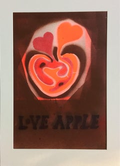 Love Apple (arrière-plan marron). 