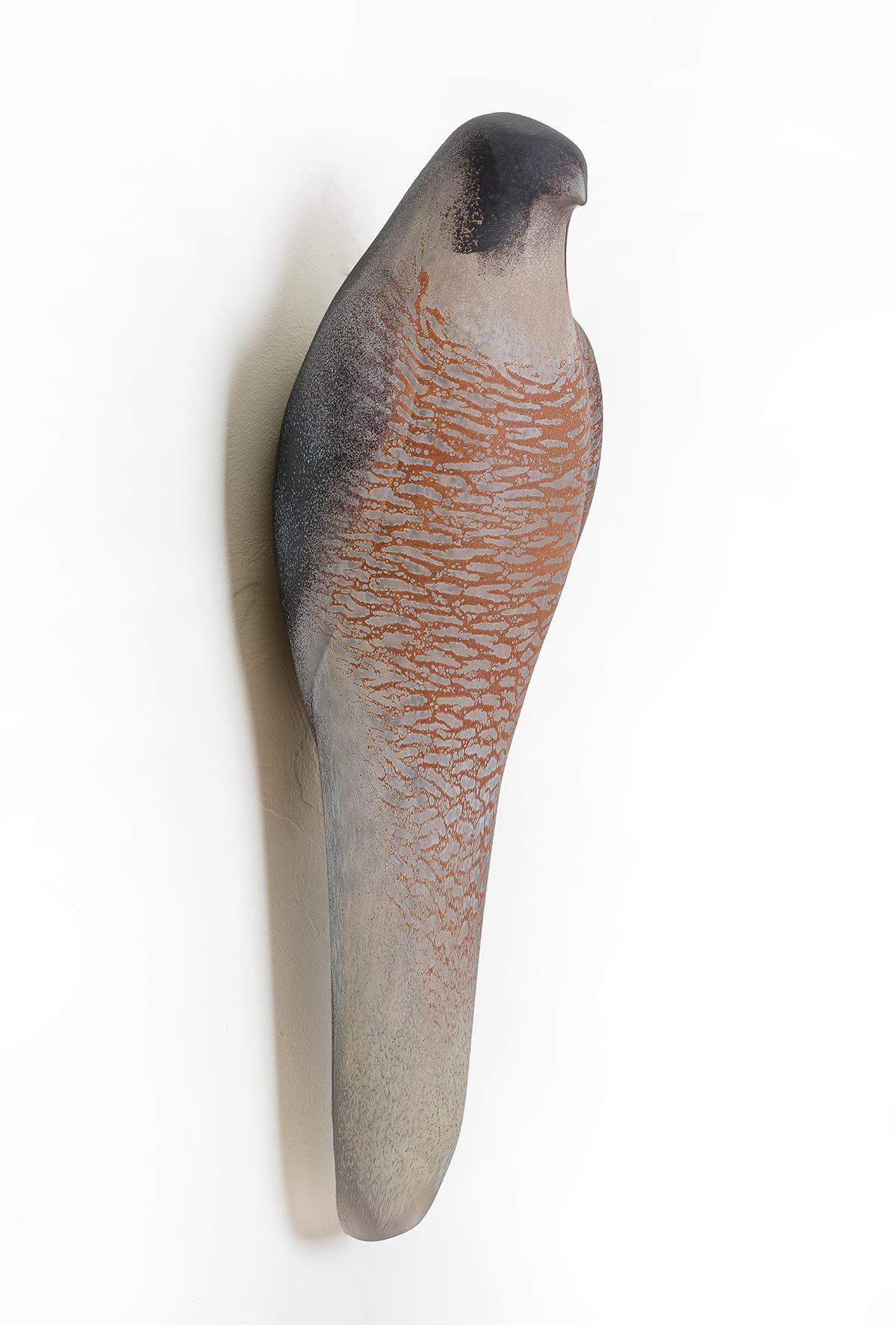 Peregriner Wandvogel – Sculpture von Jane Rosen