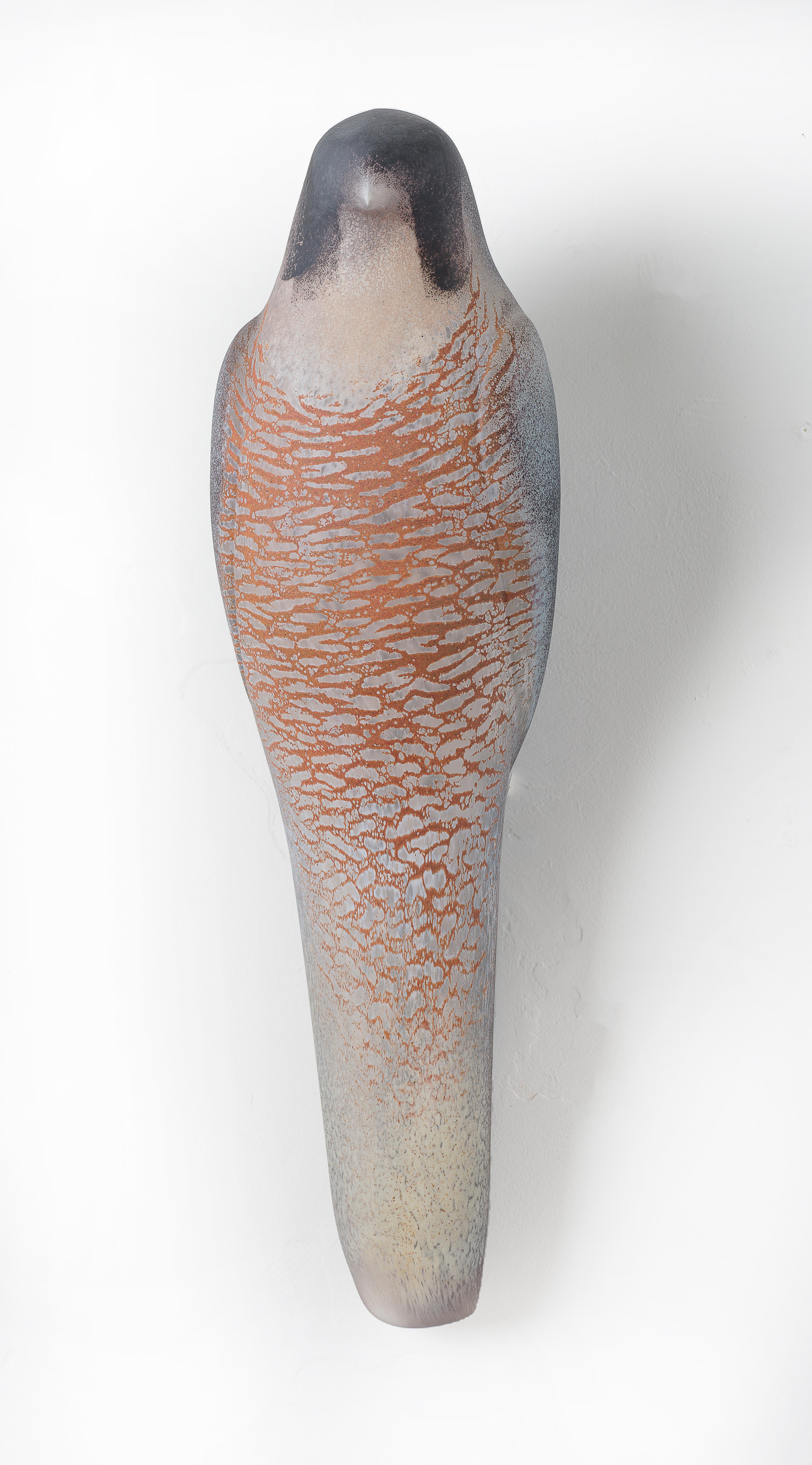 Peregriner Wandvogel (Grau), Still-Life Sculpture, von Jane Rosen