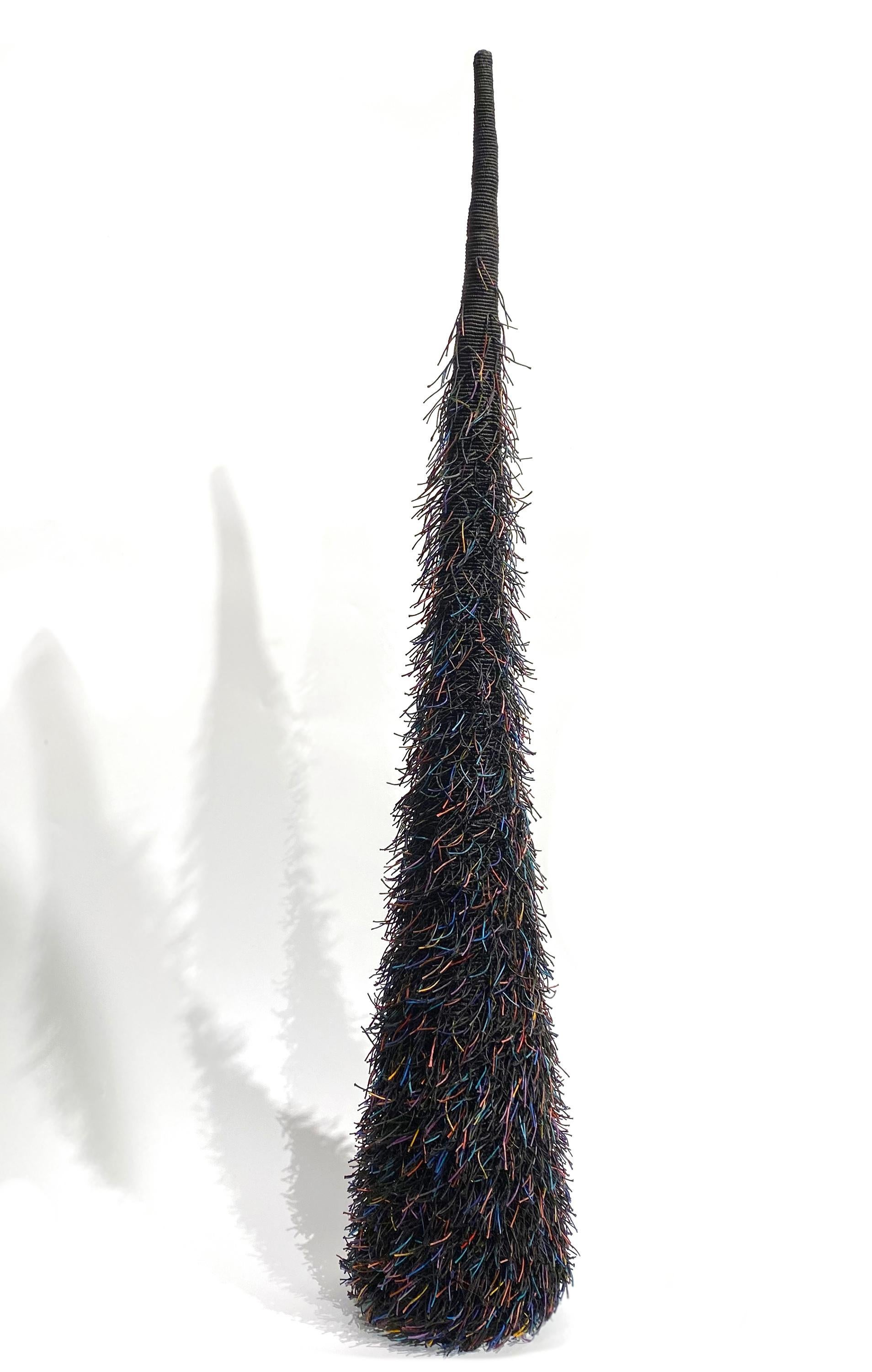 Dessin d'un cône avec sculpture - Beige Abstract Sculpture par Jane Sauer