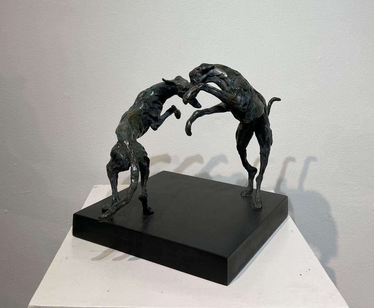 The Spectacle   Une sculpture originale en bronze représentant des lévriers jouant - Contemporain Sculpture par Jane Shaw