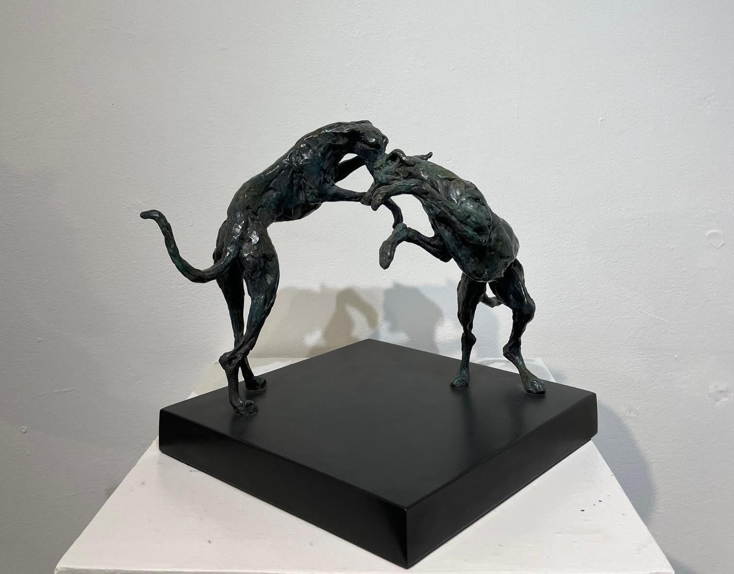 El espectáculo   Una escultura original de bronce que representa a unos galgos jugando