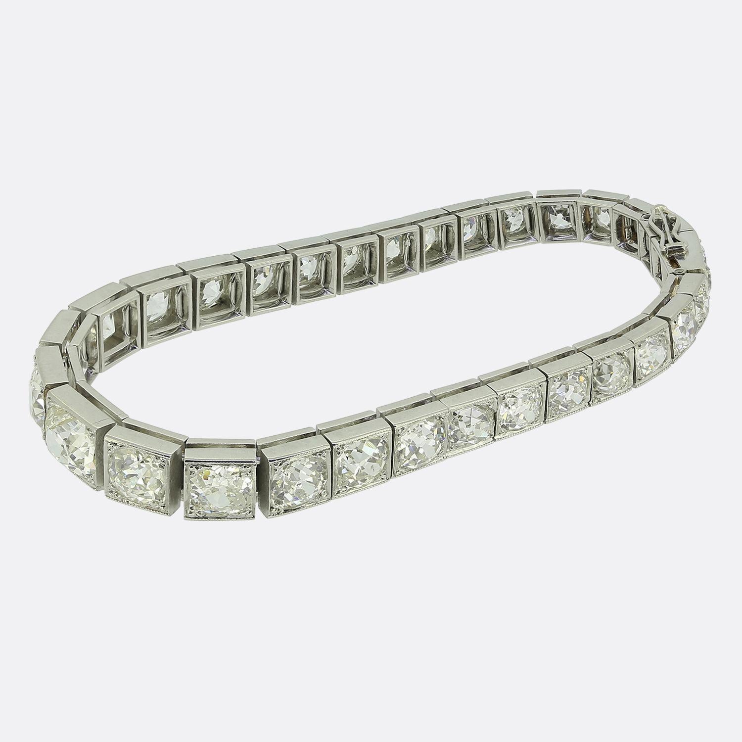 Nous avons ici un remarquable bracelet en diamants fabriqué par Janesich, un nom italien synonyme de bijoux uniques et inimitables du mouvement Art déco. Cette pièce a été fabriquée à partir d'une combinaison de platine et d'or blanc 18 carats et