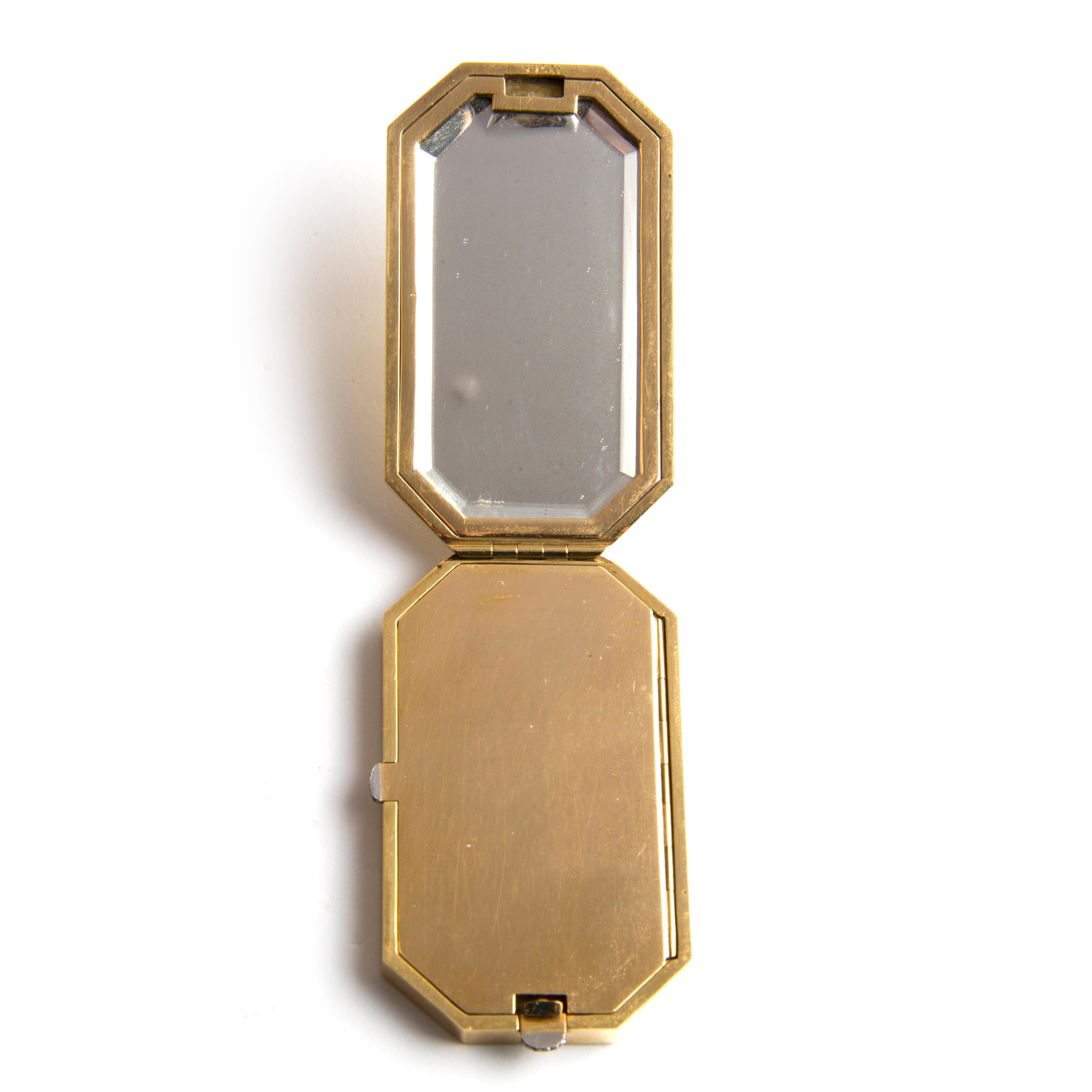 An octagonal Art Deco vanity case by Janesich, 18k gold decorated with black and white geometrical motifs. The box opens with a diamond set button to reveal a mirror and a compartment also opening with a diamond set button.
Signed Janesich, maker's