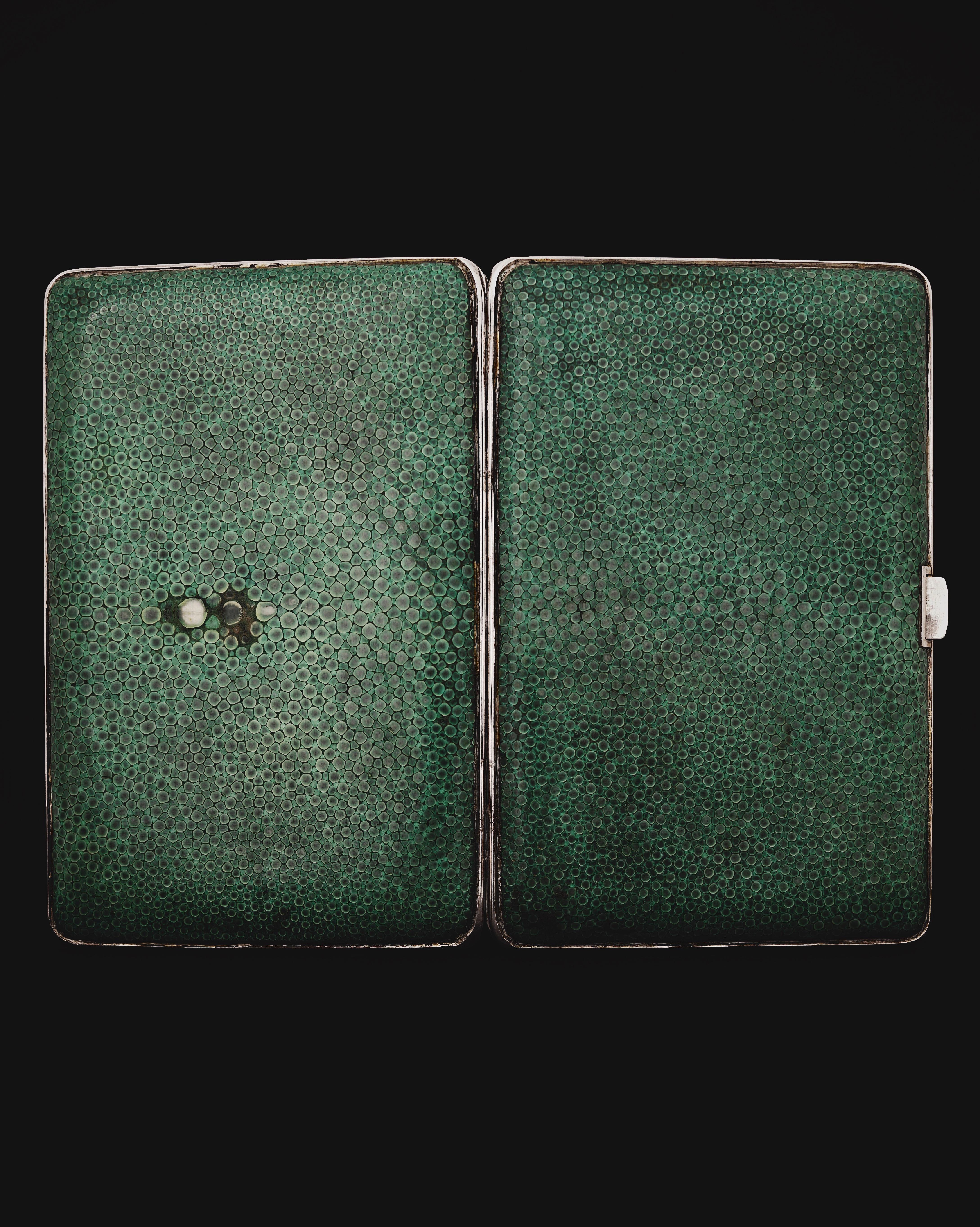Janesich
Cigarette Case, Circa 1925
Vermeil fully covered with Dark Green Galuchat
Signed 