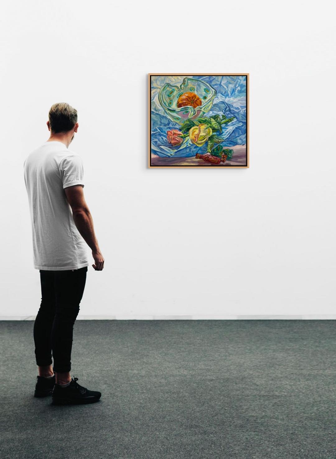 Rosas y mandarinas pertenece a una serie de lienzos más pequeños pintados para la exposición de Janet Fish de 2002 en Nueva York. El centro de atención de este cuadro no son tanto los objetos nombrados por el título, sino el mar de reflejos azules