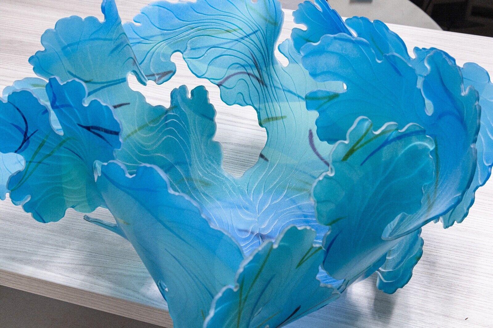 Americano Janet Kelman Serie Seafan, ciotola firmata in vetro Studio Contemporary Blu Azzurro con foglie in vendita