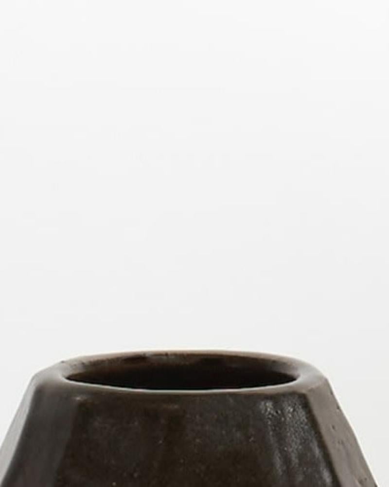 Janet Leach, facettierte Steingutvase im Zustand „Hervorragend“ im Angebot in London, GB