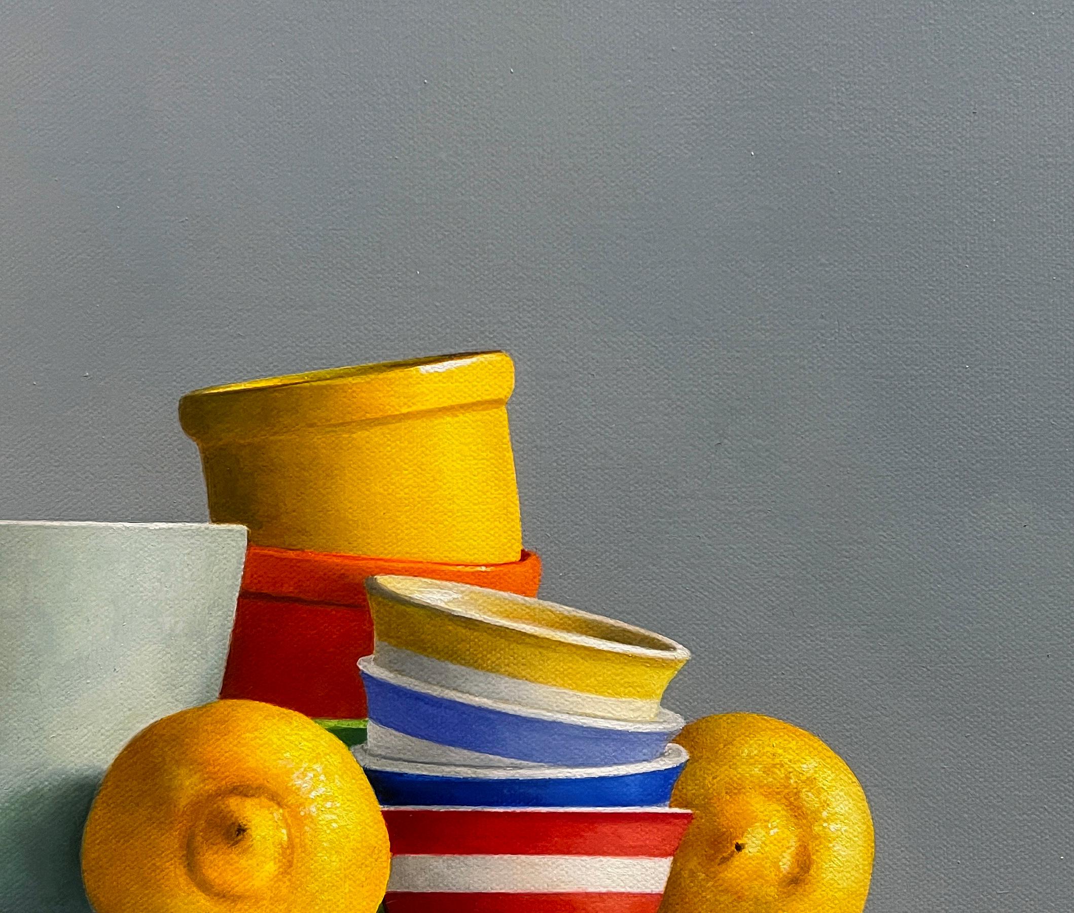 VITA MORBIDA CON BICCHIERE VERDE CHIARO - Realismo contemporaneo / Natura morta con limoni - Still-Life Painting Grigio di Janet Rickus
