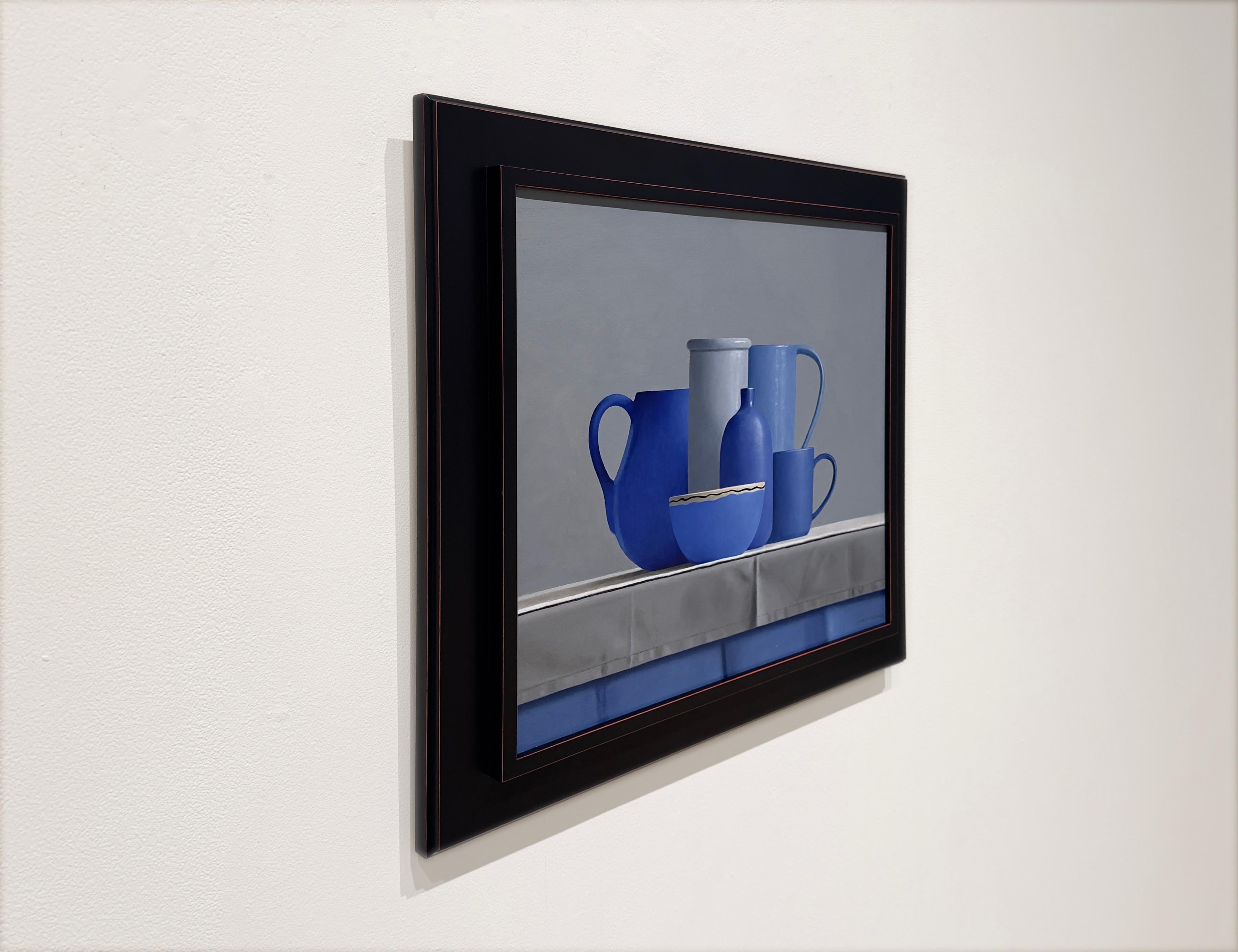 BLU SU BLU (SERIE BRIVIDO) - Natura morta / Realismo / Monocromia / Cucina - Painting Contemporaneo di Janet Rickus