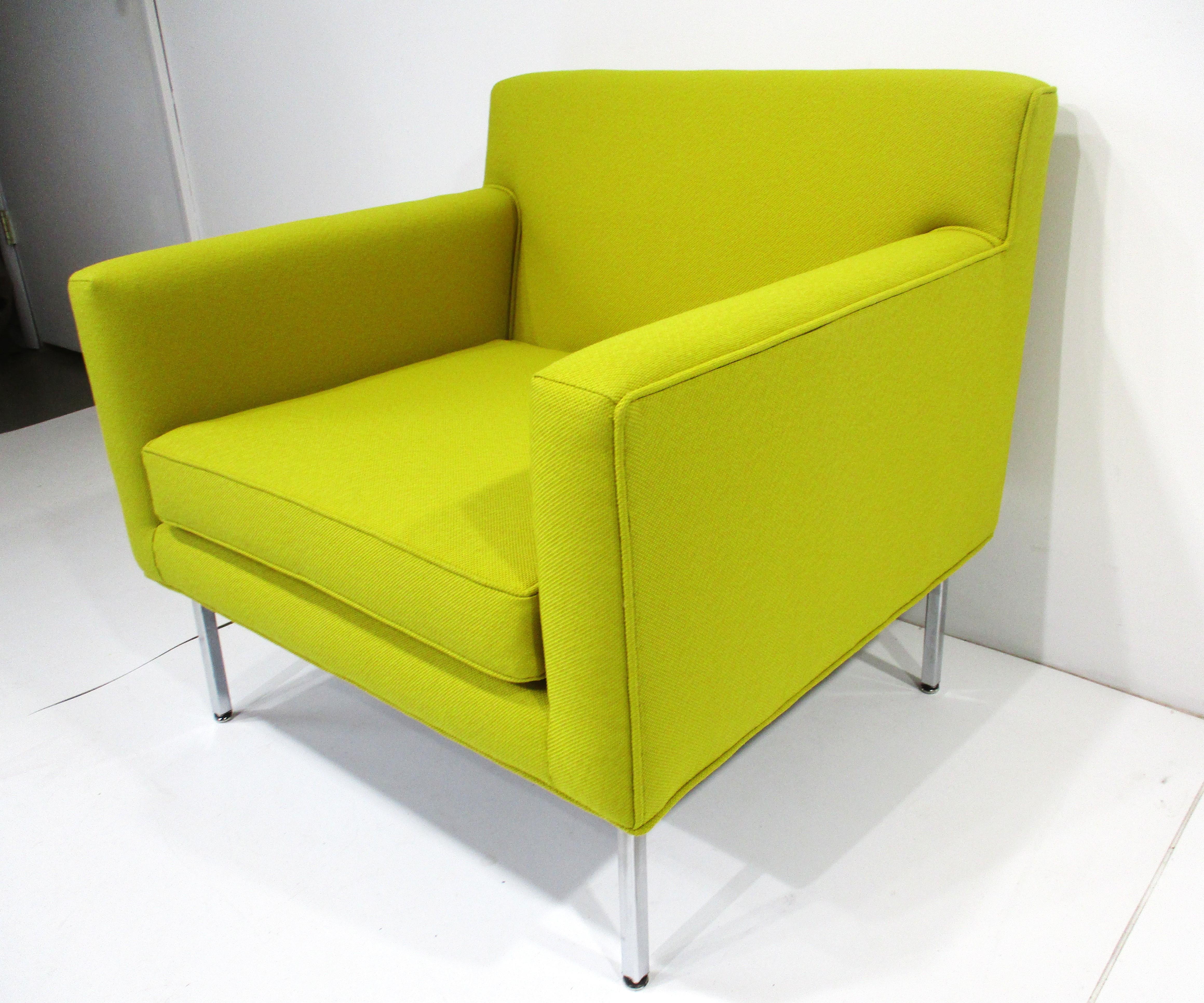 Una sedia club a cubo del Mid Century di ottima fattura con un comodo tessuto giallo canarino a trama fitta proveniente da Herman Miller. Con le sue gambe quadrate in tubo d'acciaio inossidabile e i suoi pad per proteggere i pavimenti, alla maniera