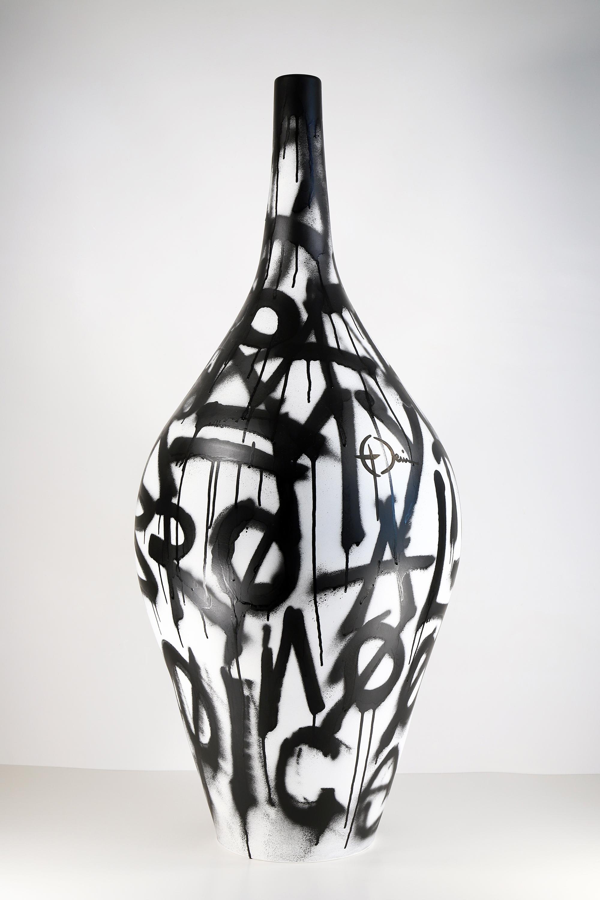 Peinture acrylique et peinture à la bombe sur sculpture en céramique « Allégorie de la beauté intemporelle » - Sculpture de Grégoire Devin