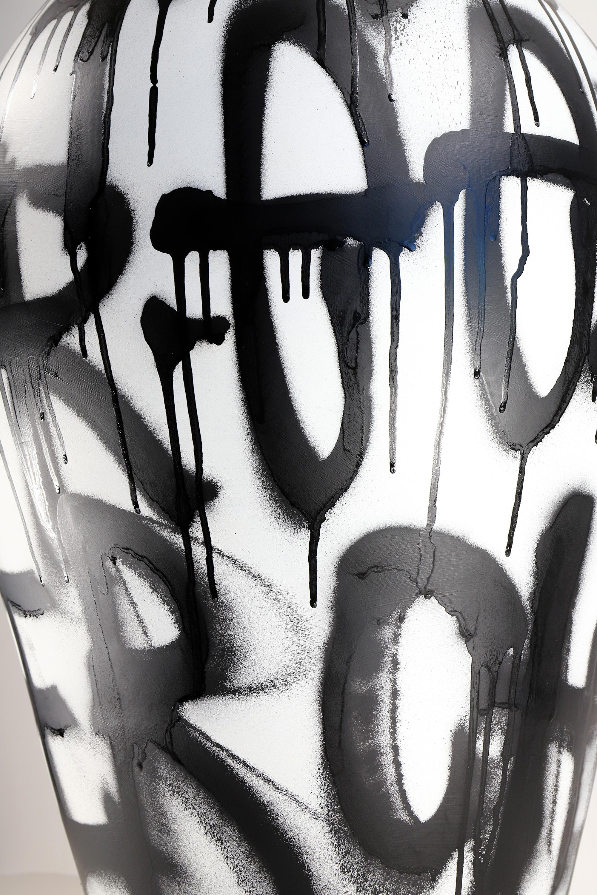 Peinture acrylique et peinture à la bombe sur sculpture en céramique « Allégorie de la beauté intemporelle » - Gris Abstract Sculpture par Grégoire Devin