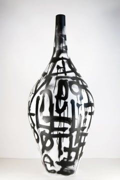 Peinture acrylique et peinture à la bombe sur sculpture en céramique « Allégorie de la beauté intemporelle »