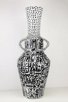 « From Above », lettres peintes à l'acrylique sur vase en céramique