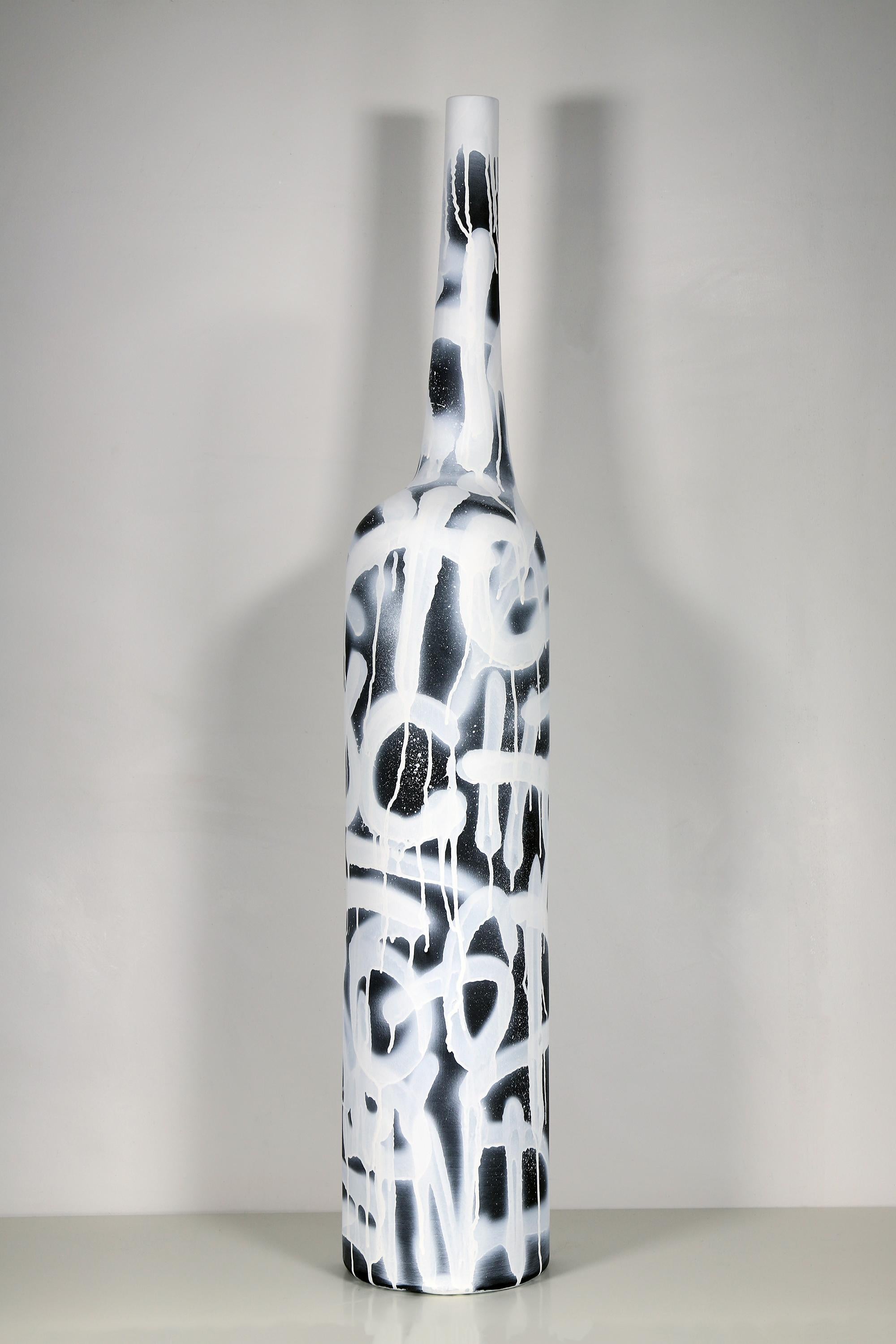 « Spectrum Nebula » - Vase en céramique peint à l'acrylique et à l'aérosol - Contemporain Sculpture par Grégoire Devin