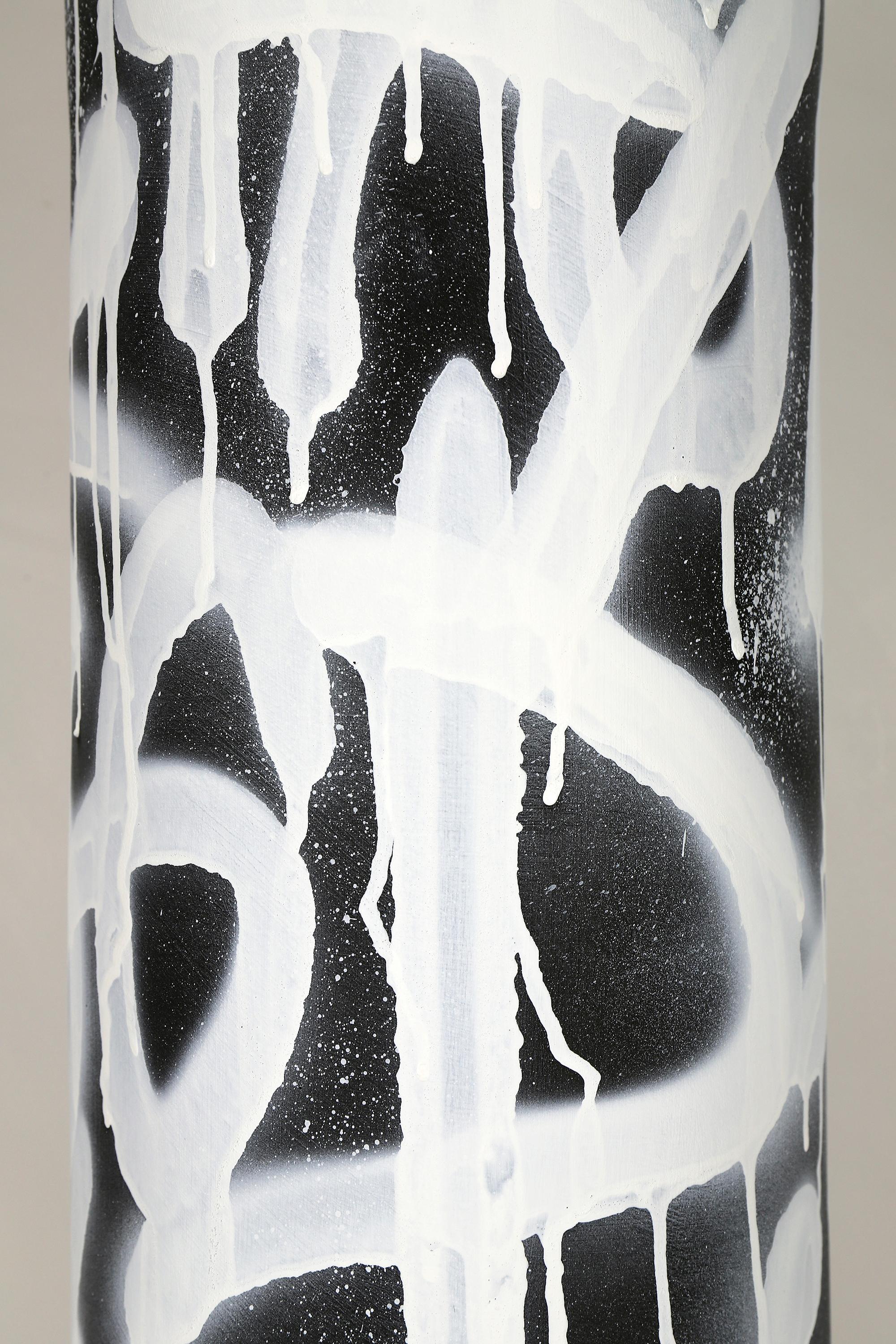 « Spectrum Nebula » - Vase en céramique peint à l'acrylique et à l'aérosol - Gris Abstract Sculpture par Grégoire Devin