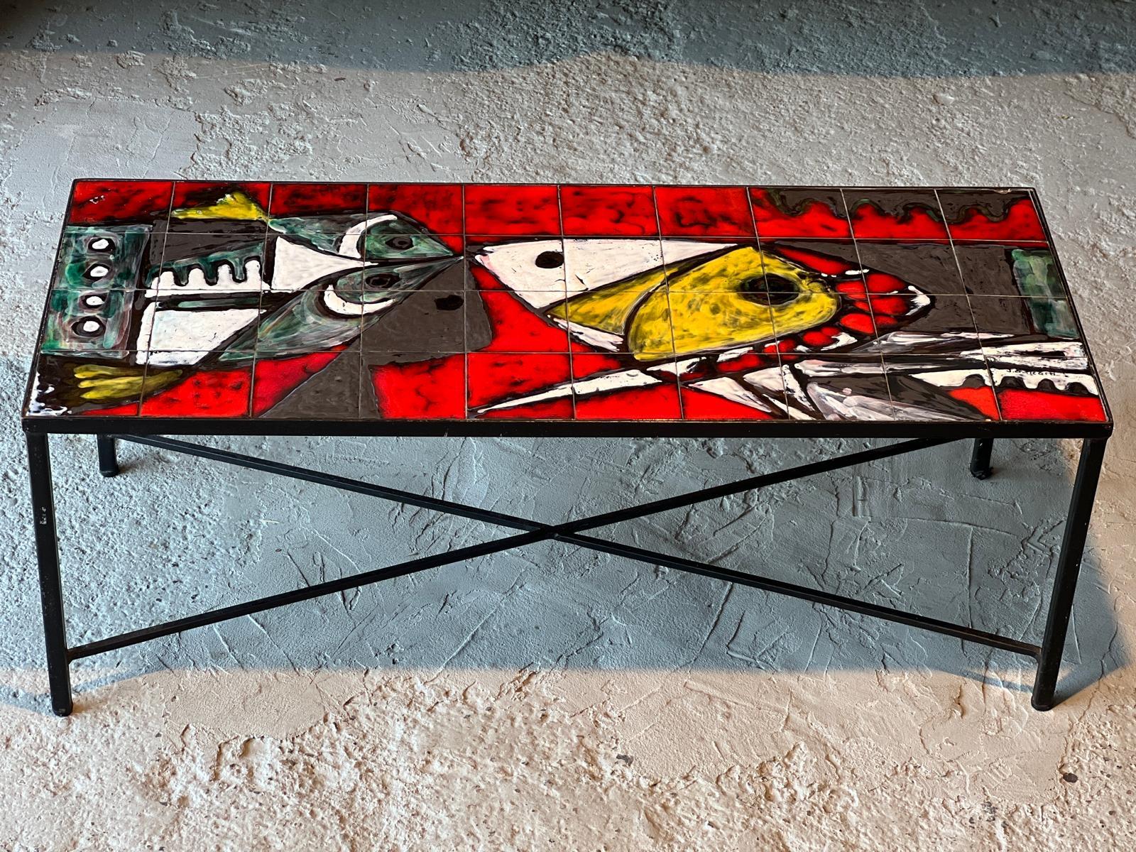 Rare table basse en céramique de Janette et Georges Picard avec base en fer forgé noir Vallauris 1960 avec décor de poissons. 
De belles couleurs 
Très bon état. 