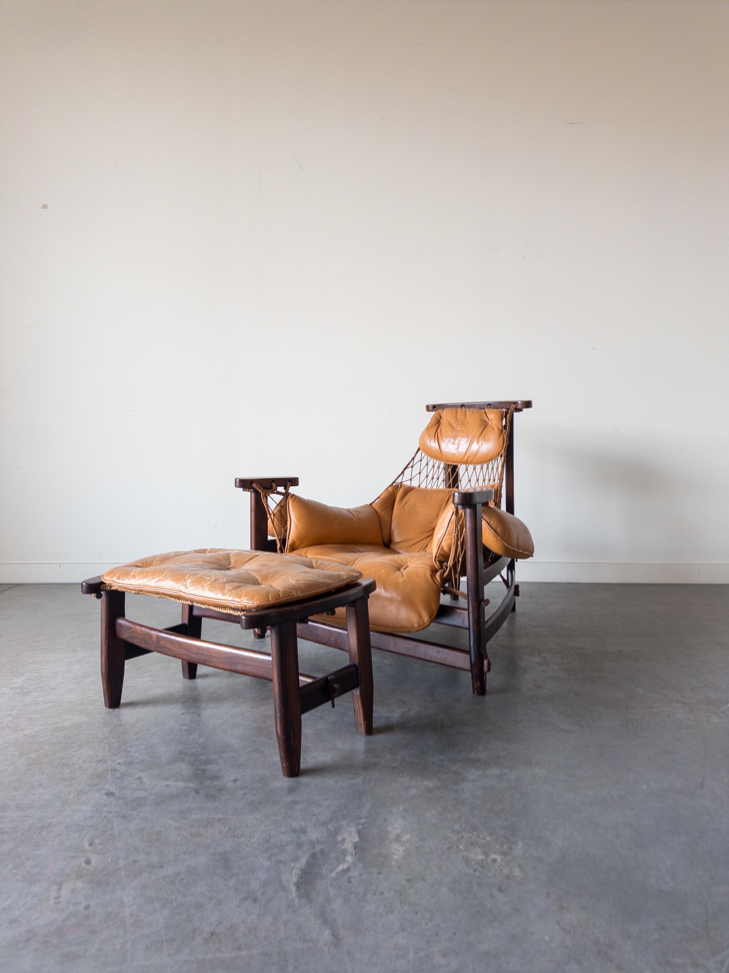 Rare exemple du modernisme brésilien à son apogée : l'emblématique chaise longue et ottomane 