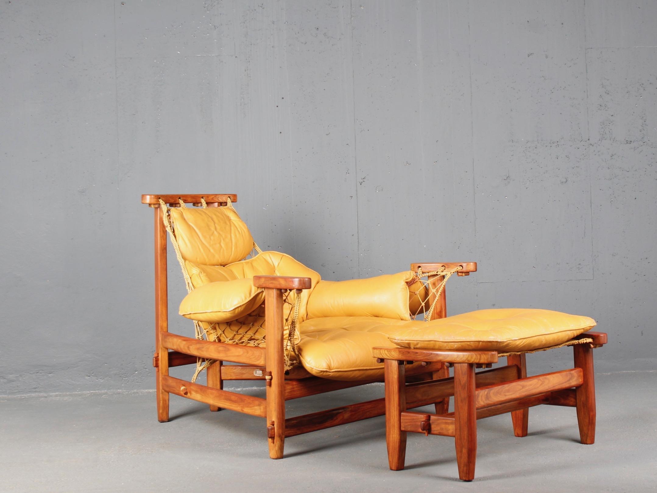 Jangada Jacaranda lounge chair, Ottoman, Jean Gillon Italma Wood Art Brazil 1968.
More details on the chair state:
The leather is original but as noticed in the picture, some small parts are slightly torn / used. From my expertise point of view,