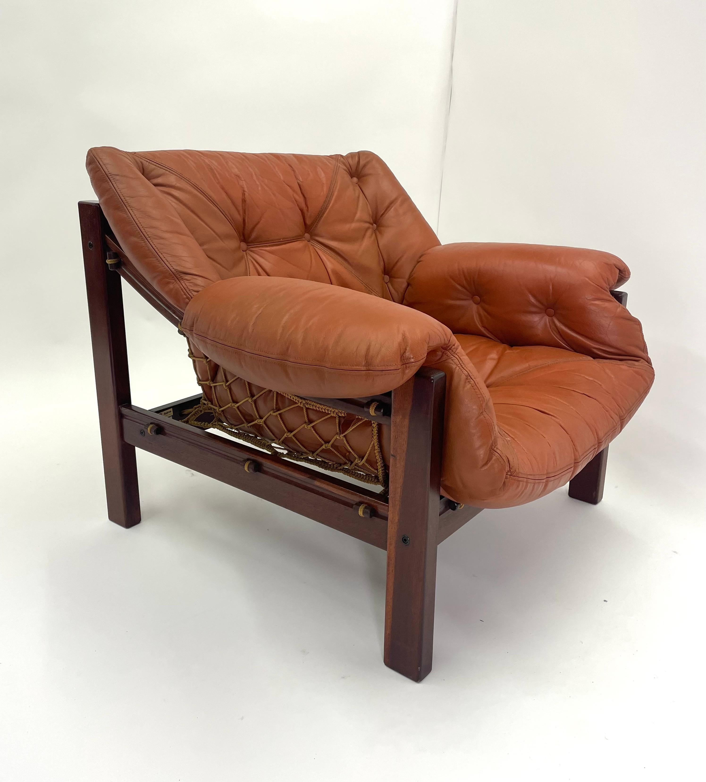 Der brasilianische Jangada-Stuhl mit Ottomane, entworfen von Jean Gillon, verkörpert die Essenz von Komfort und Raffinesse mit einem deutlichen Hauch von brasilianischer Handwerkskunst. Inspiriert von den traditionellen Fischerbooten des Nordostens