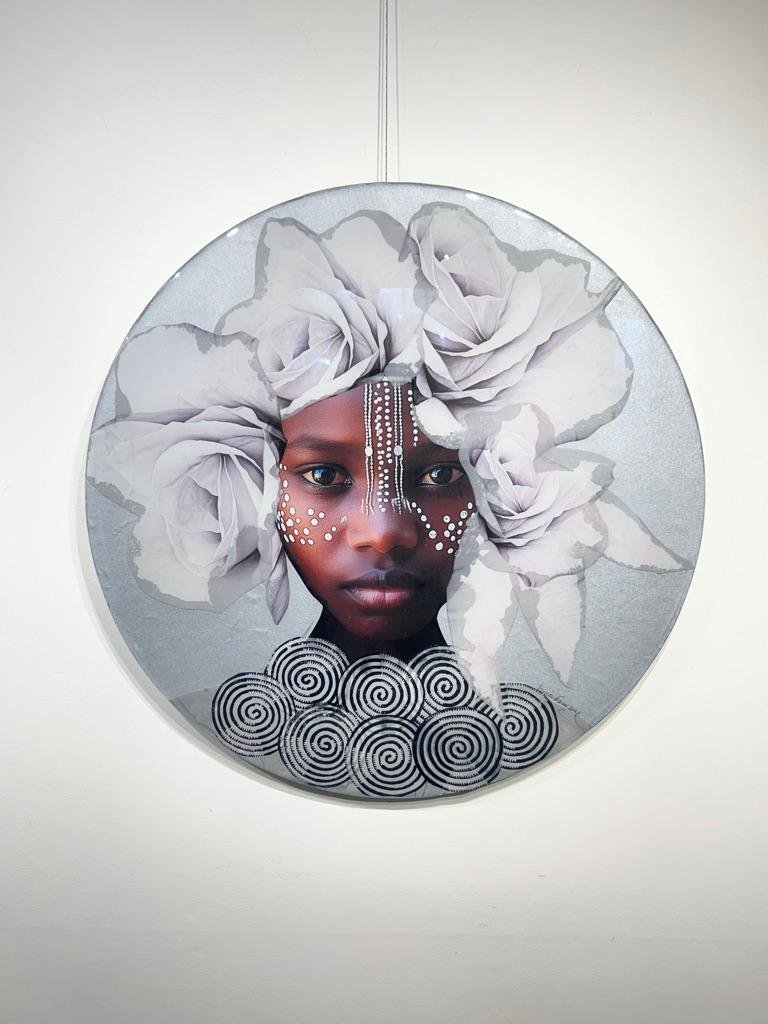 "Coronada de Cultura" Jovencita negra adornada con corona de flores y plata - Mixed Media Art de Janice Frame
