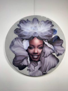 "Retrato Divino" Alegría Negra - Mujer con una sonrisa brillante rodeada de flores