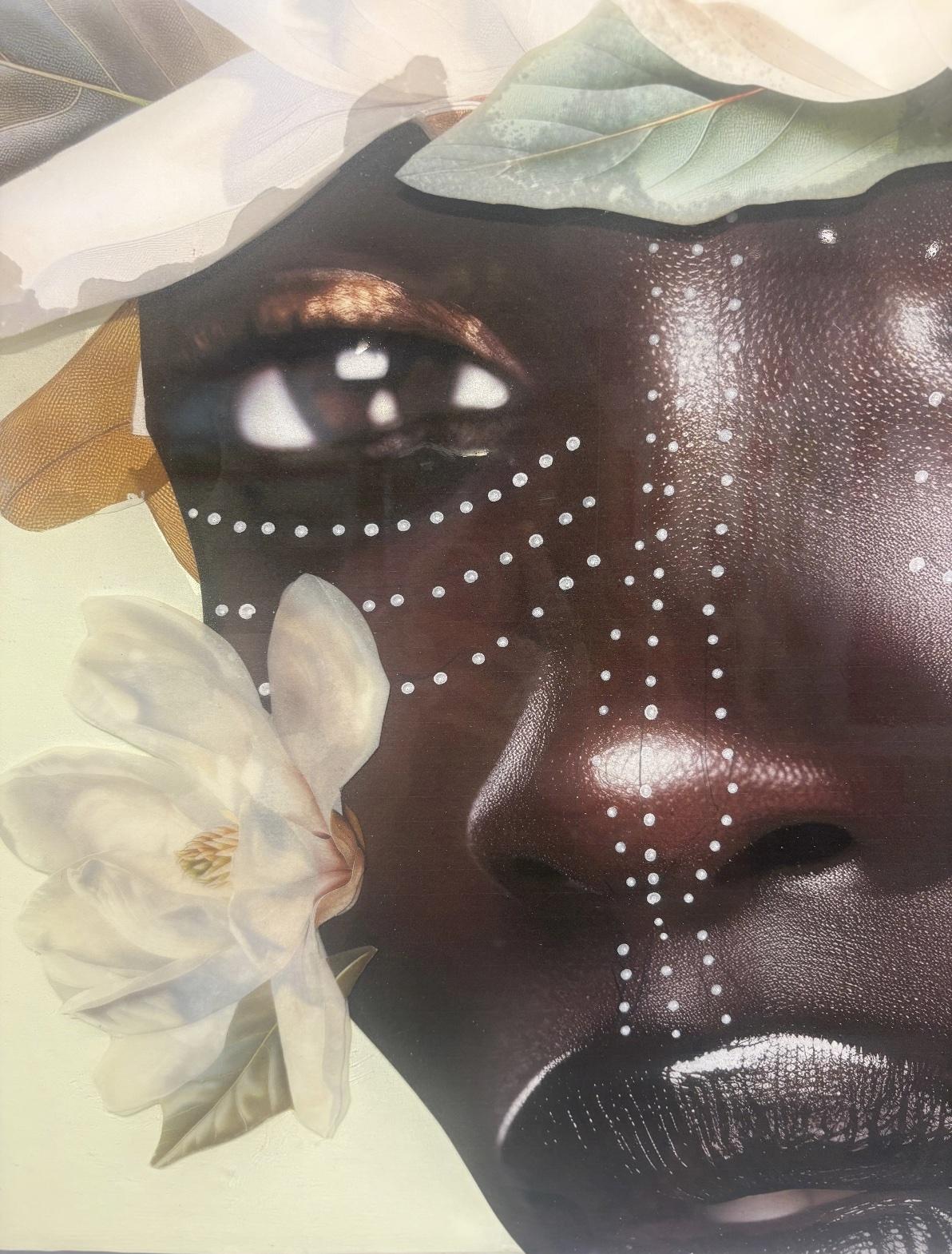 Portrait vert d'une femme avec des fleurs et des feuilles blanches « Echoes of Nubia » en vente 1