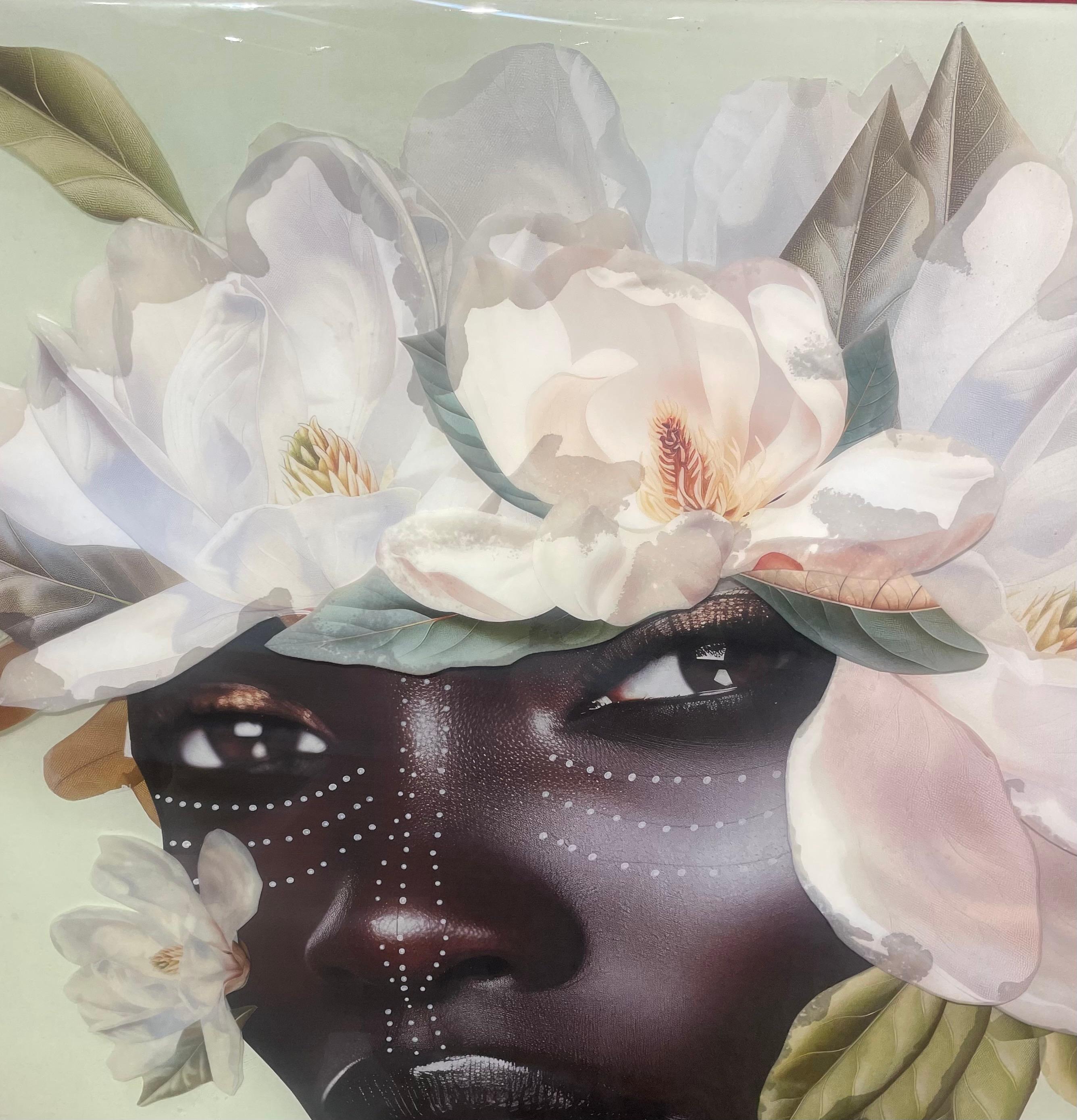 Portrait vert d'une femme avec des fleurs et des feuilles blanches « Echoes of Nubia » en vente 2