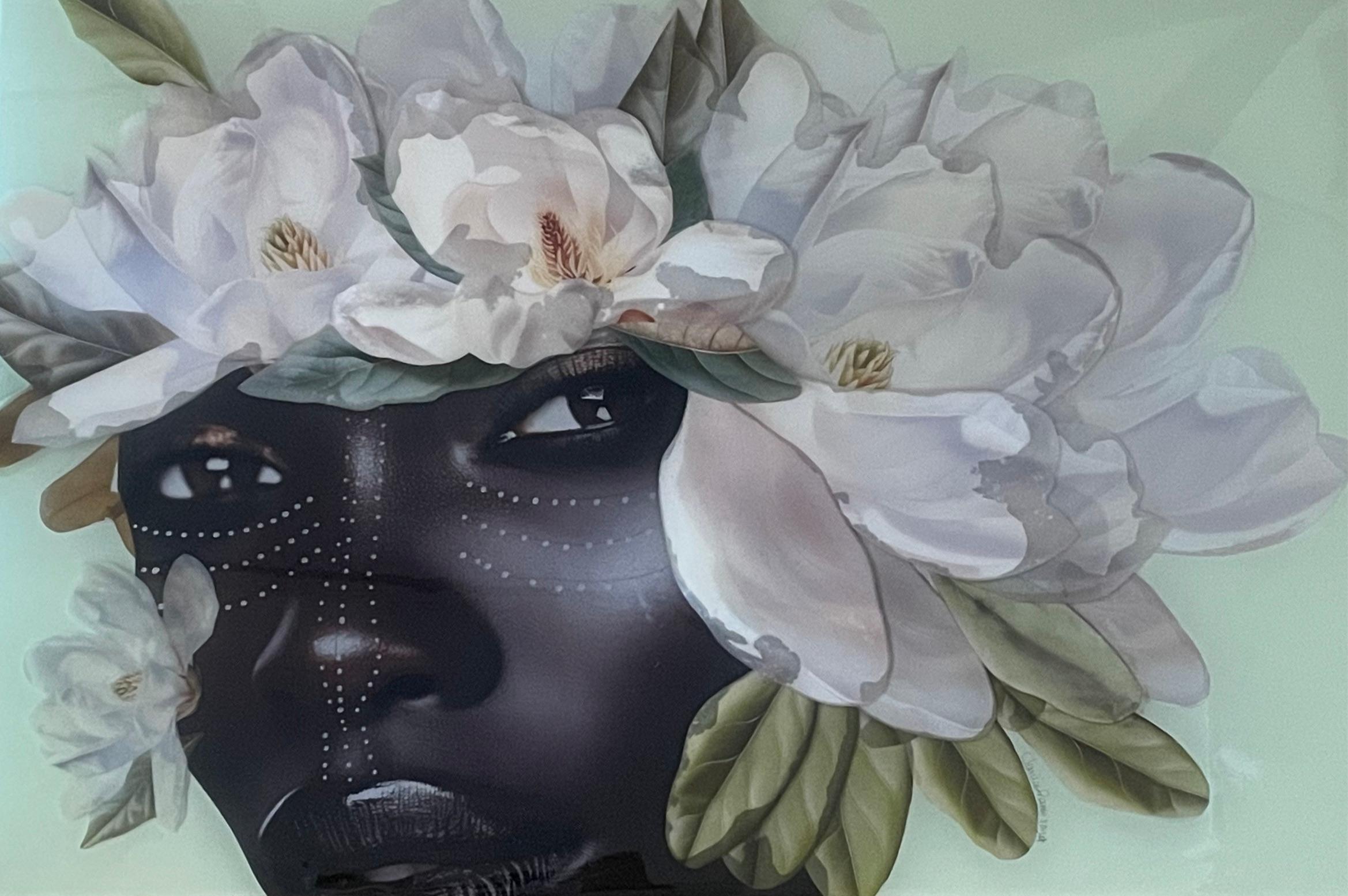 Portrait vert d'une femme avec des fleurs et des feuilles blanches « Echoes of Nubia » - Mixed Media Art de Janice Frame