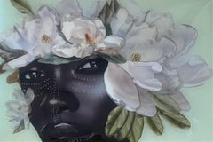 "Ecos de Nubia" retrato verde de una mujer con flores y hojas blancas