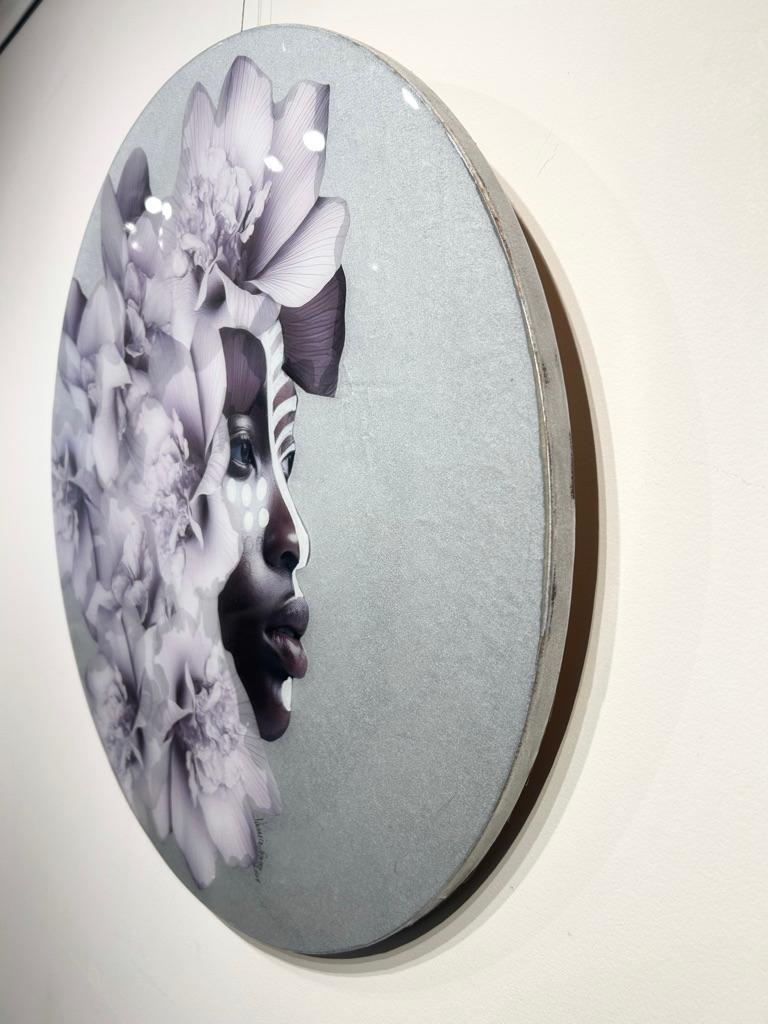 „Floral Whisperer“ Seitenprofil einer schwarzen Frau mit Blumenkrone und Stammeszeichen – Painting von Janice Frame