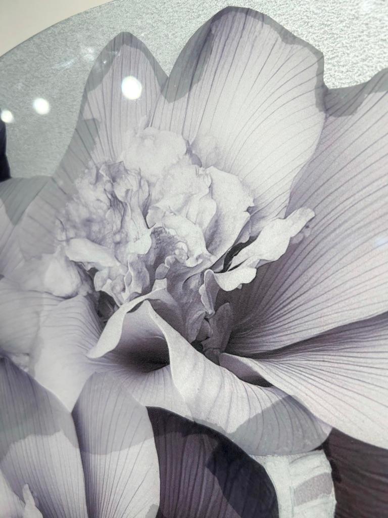 „Floral Whisperer“ Seitenprofil einer schwarzen Frau mit Blumenkrone und Stammeszeichen (Zeitgenössisch), Painting, von Janice Frame
