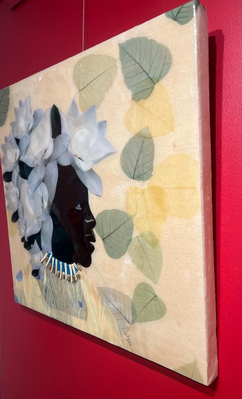 Portrait en technique mixte « Magnolia 3 » d'une femme noire avec des fleurs sur la tête en vente 2
