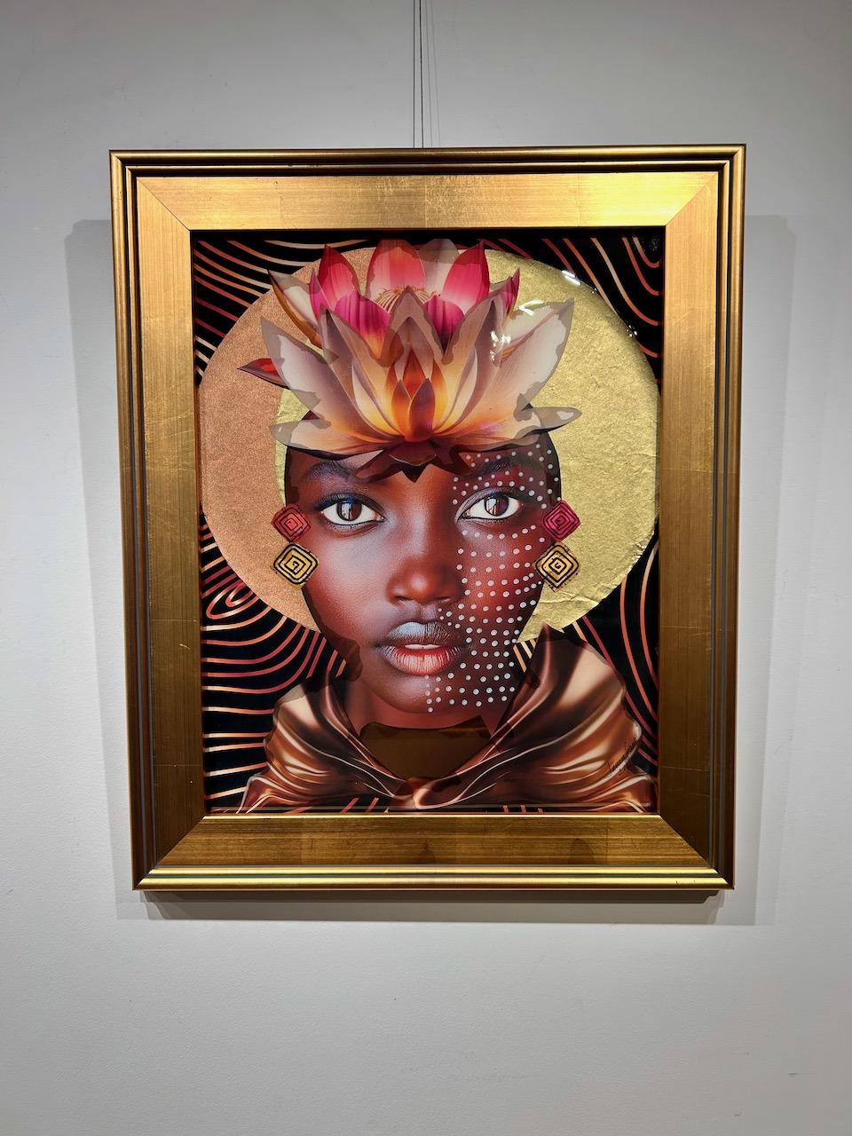 Portrait éthéré d'une femme avec une fleur de lotus rose - Contemporain Mixed Media Art par Janice Frame