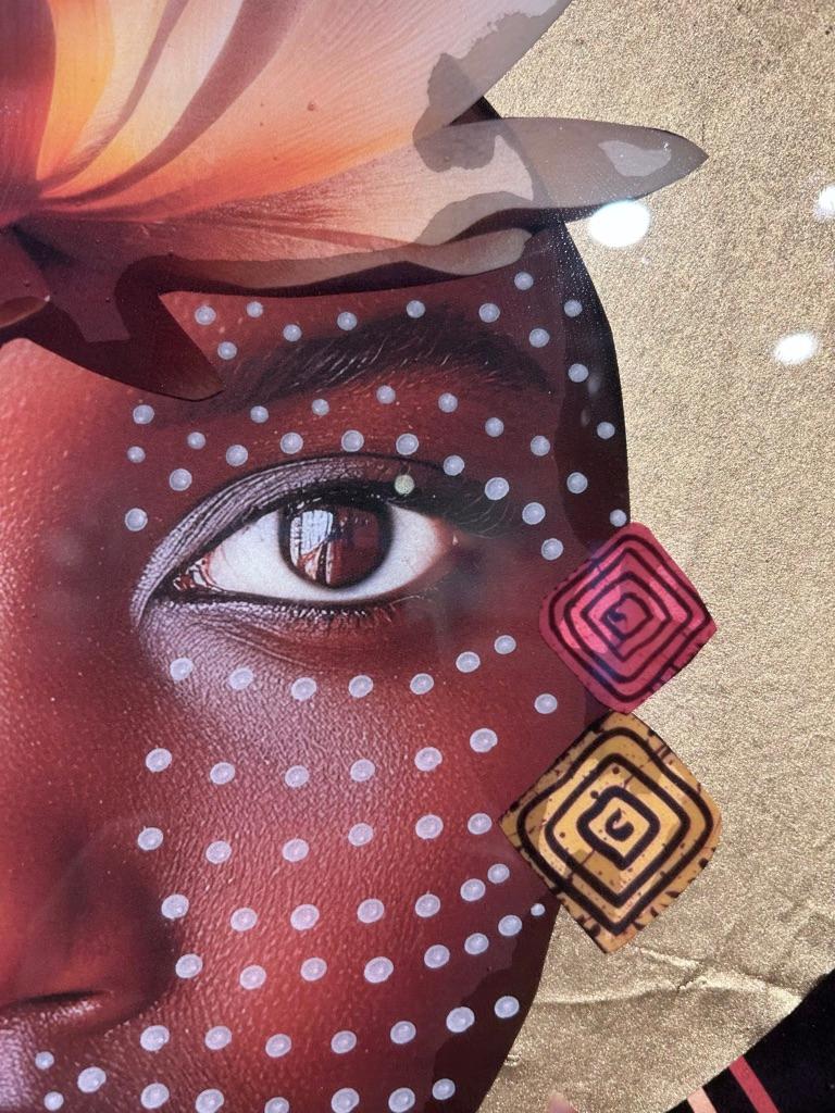 Portrait éthéré d'une femme avec une fleur de lotus rose en vente 3