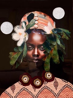 "Racconto delle due lune" ritratto etereo di donna in abito africano e fiori