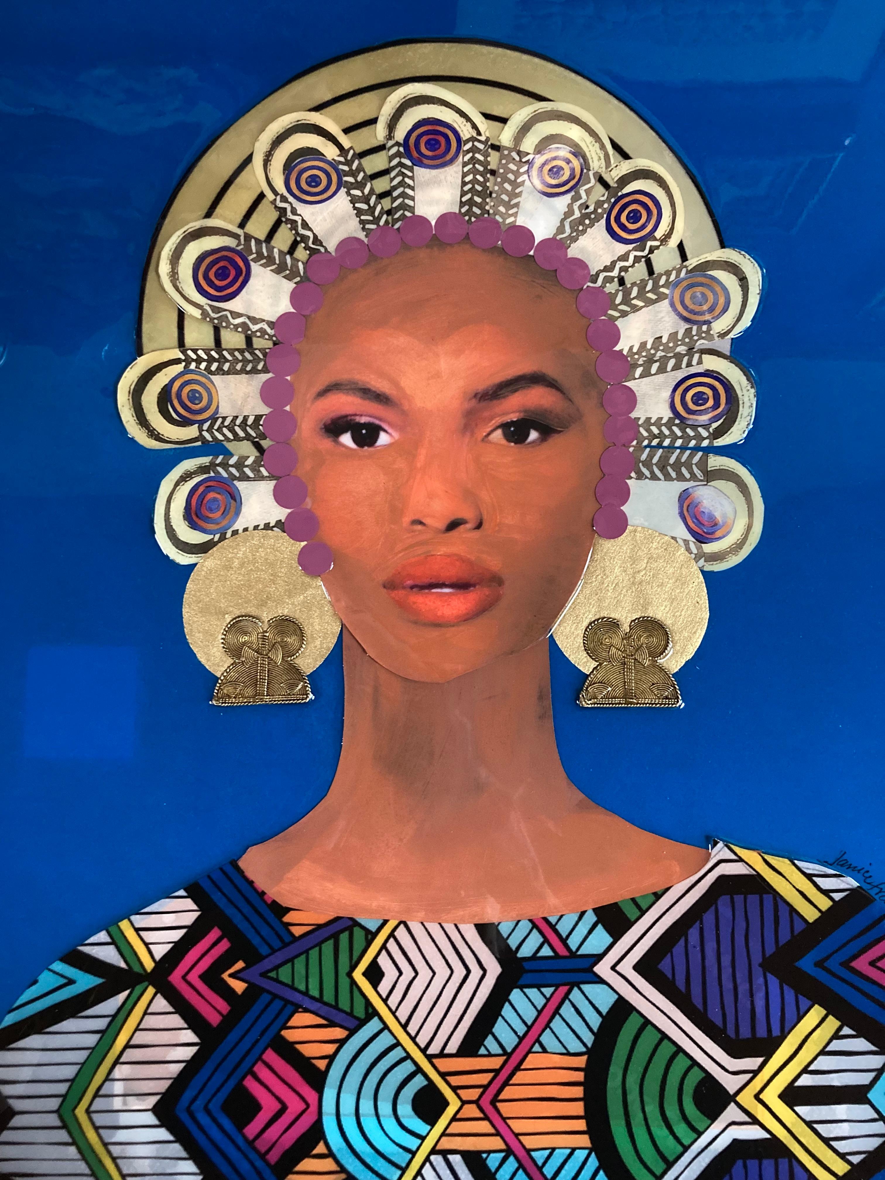"Diáspora africana" retrato de mujer en técnica mixta, tocado dorado y top gráfico