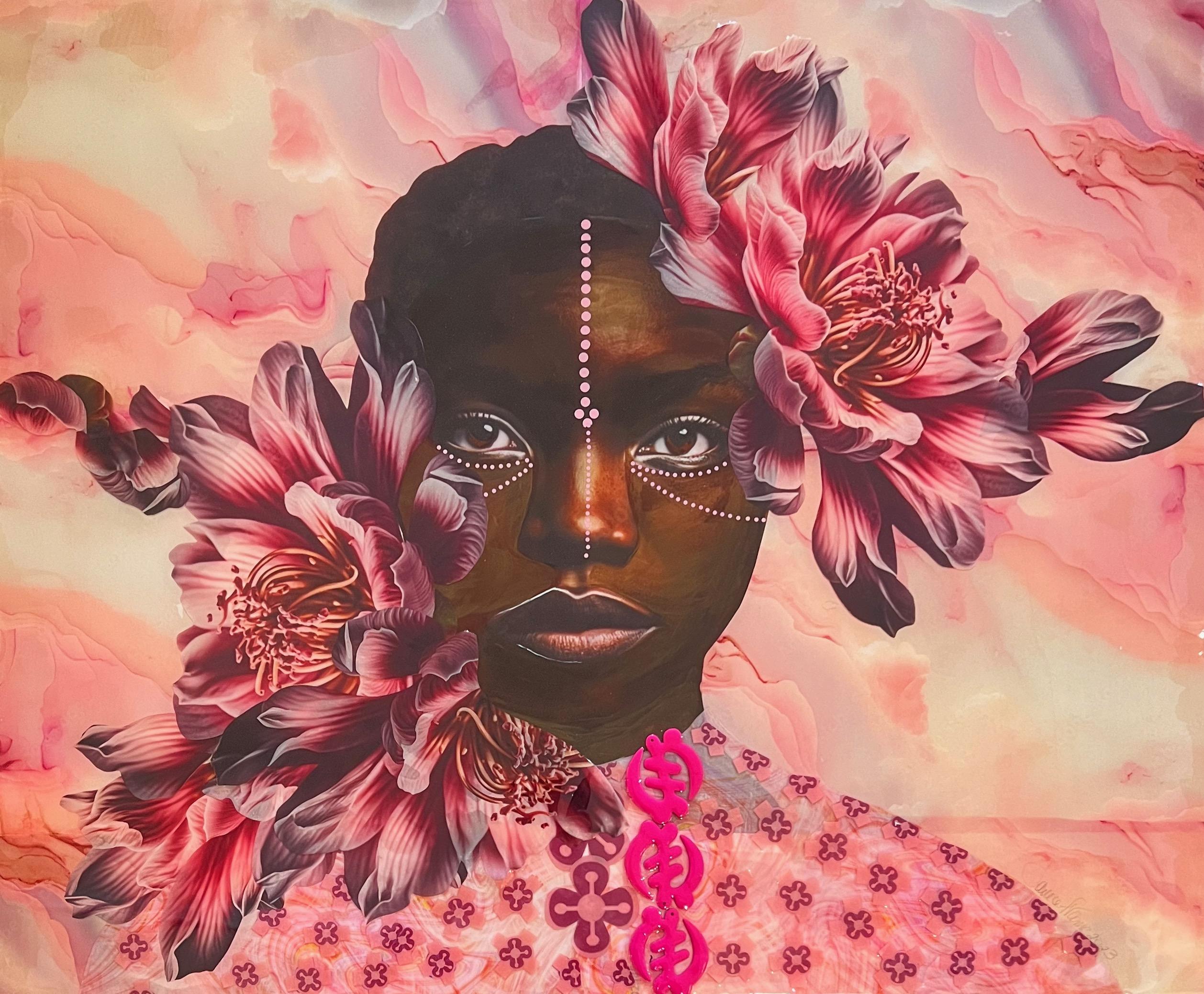 "Feminidad" retrato en técnica mixta de mujer con flores rosas